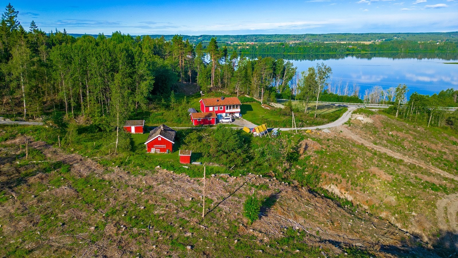 Eiendommen ligger langs FV 124 med naturskjønne omgivelser. Galleribilde
