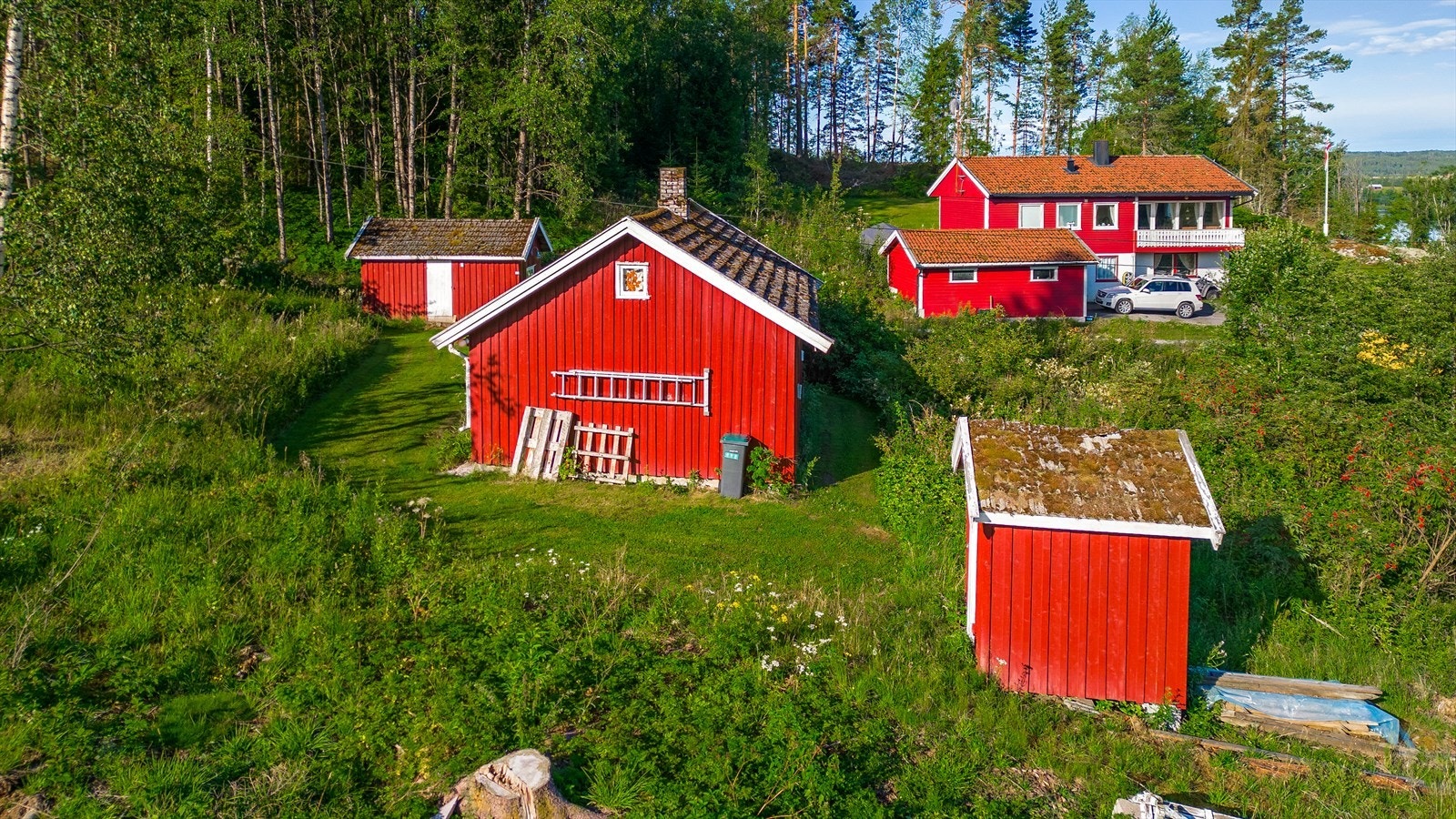 På eiendommen er det en liten bolig, frittstående anneks/bod og en utedo. Galleribilde