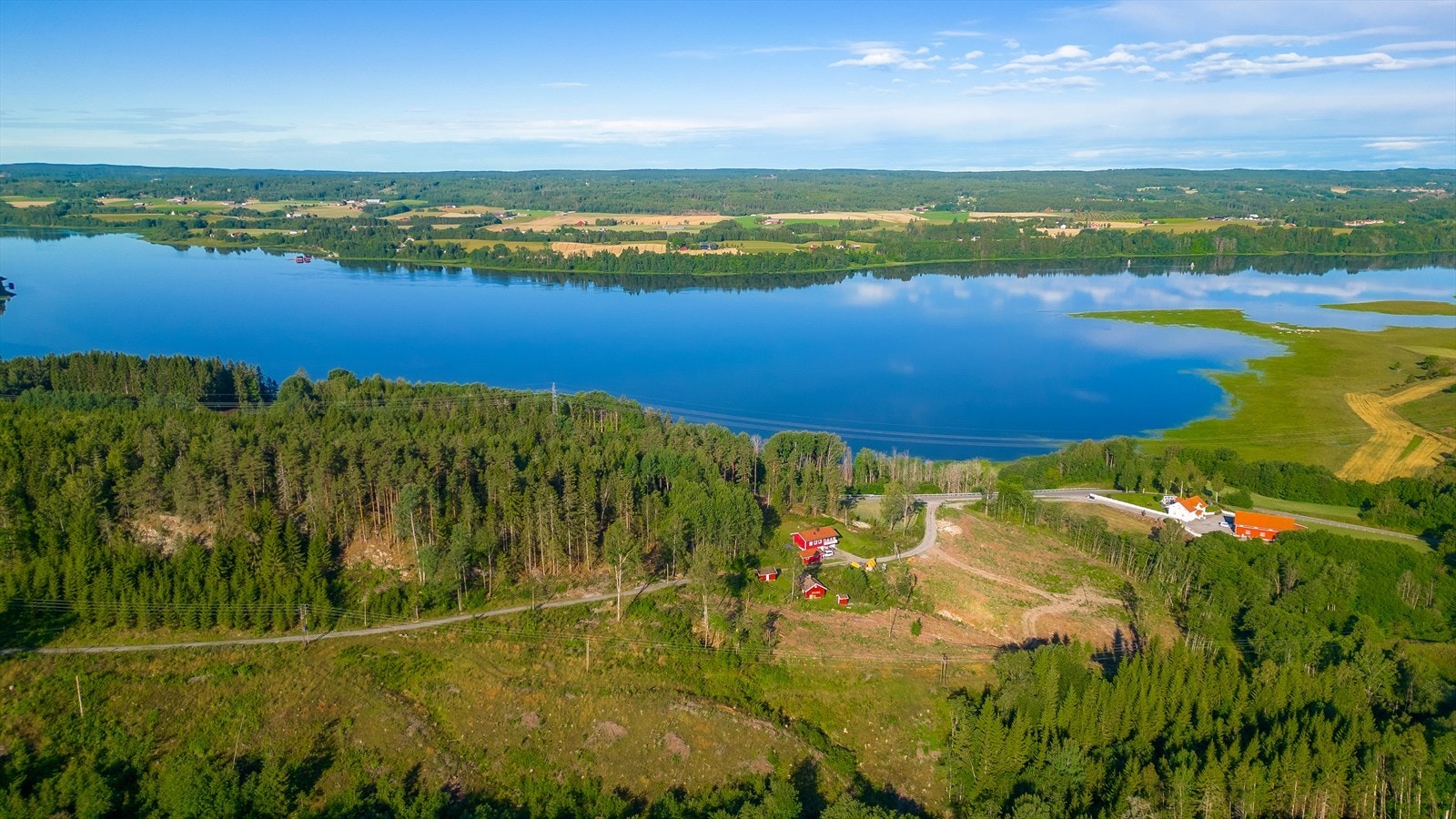 Fra eiendommen er det fin utsikt ut mot Glomma. Galleribilde