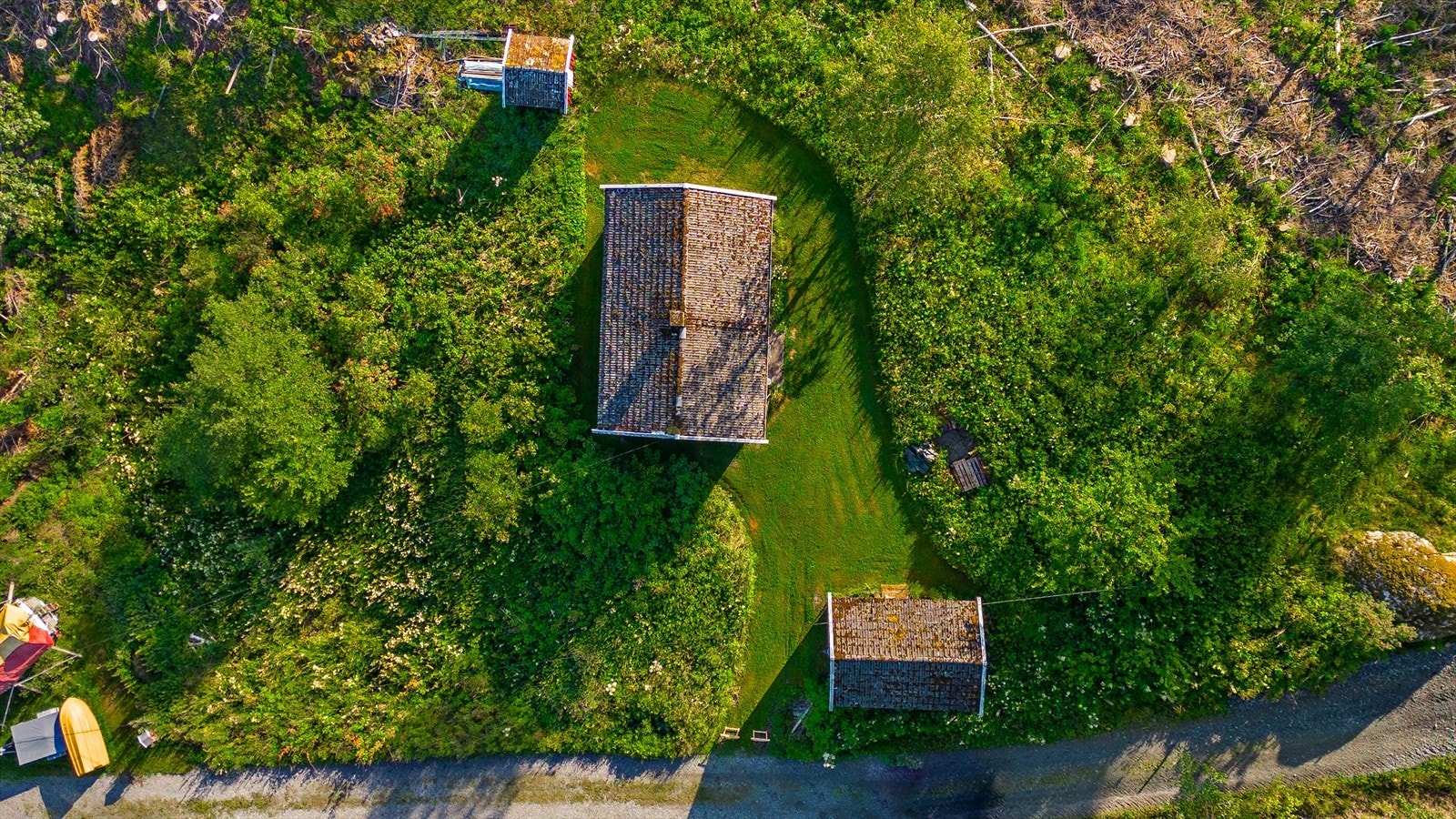 På tomten er det en fin opparbeidet plen. Galleribilde