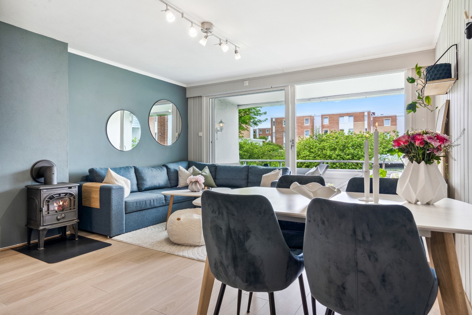 Rommet oppleves lyst og luftig med store vinduer ut mot balkongen, noe som gir godt med naturlig lys. Galleribilde