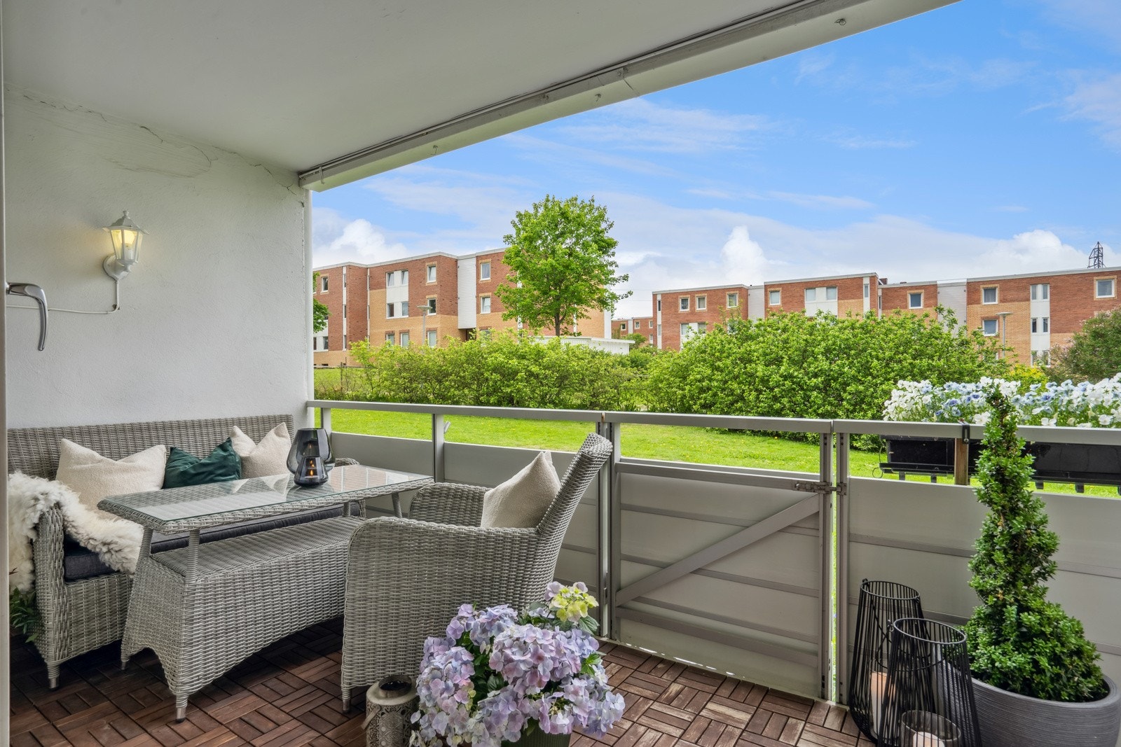 Leiligheten byr på en rekke gode kvaliteter, blant annet denne romslige balkongen med gode solforhold på ettermiddag og kveld. Galleribilde