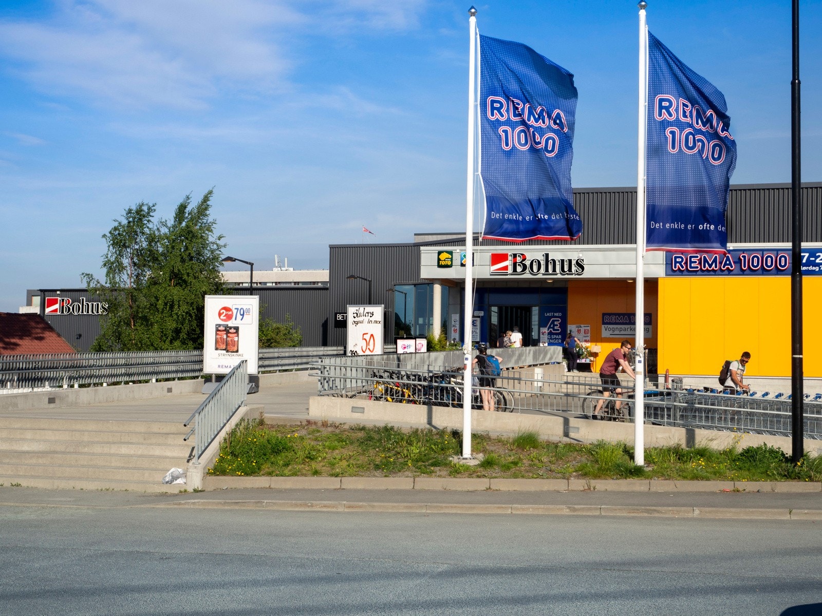 I nærområdet finner man både Bohussenteret og Moholtsenteret. Sentrene kan by på fasiliteter som dagligvarebutikker, apotek, legesenter, restaurant, kafè og frisør. Galleribilde