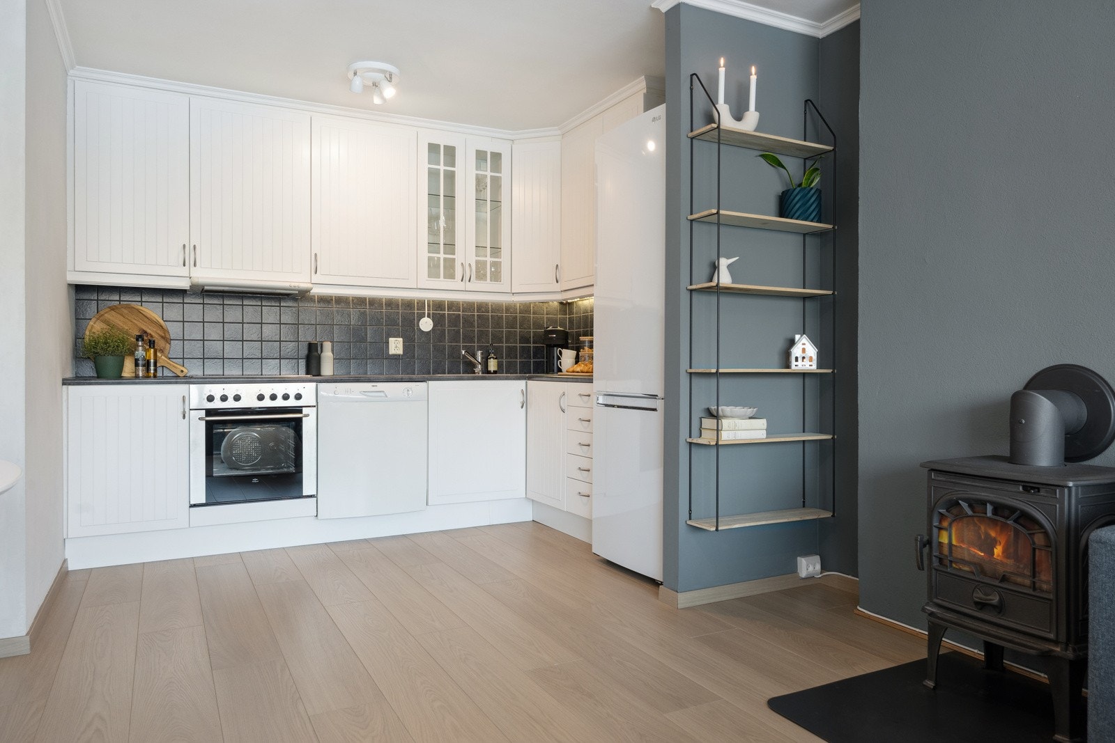 Medfølgende hvitevarer i handelen er oppvaskmaskin og stekeovn. Galleribilde