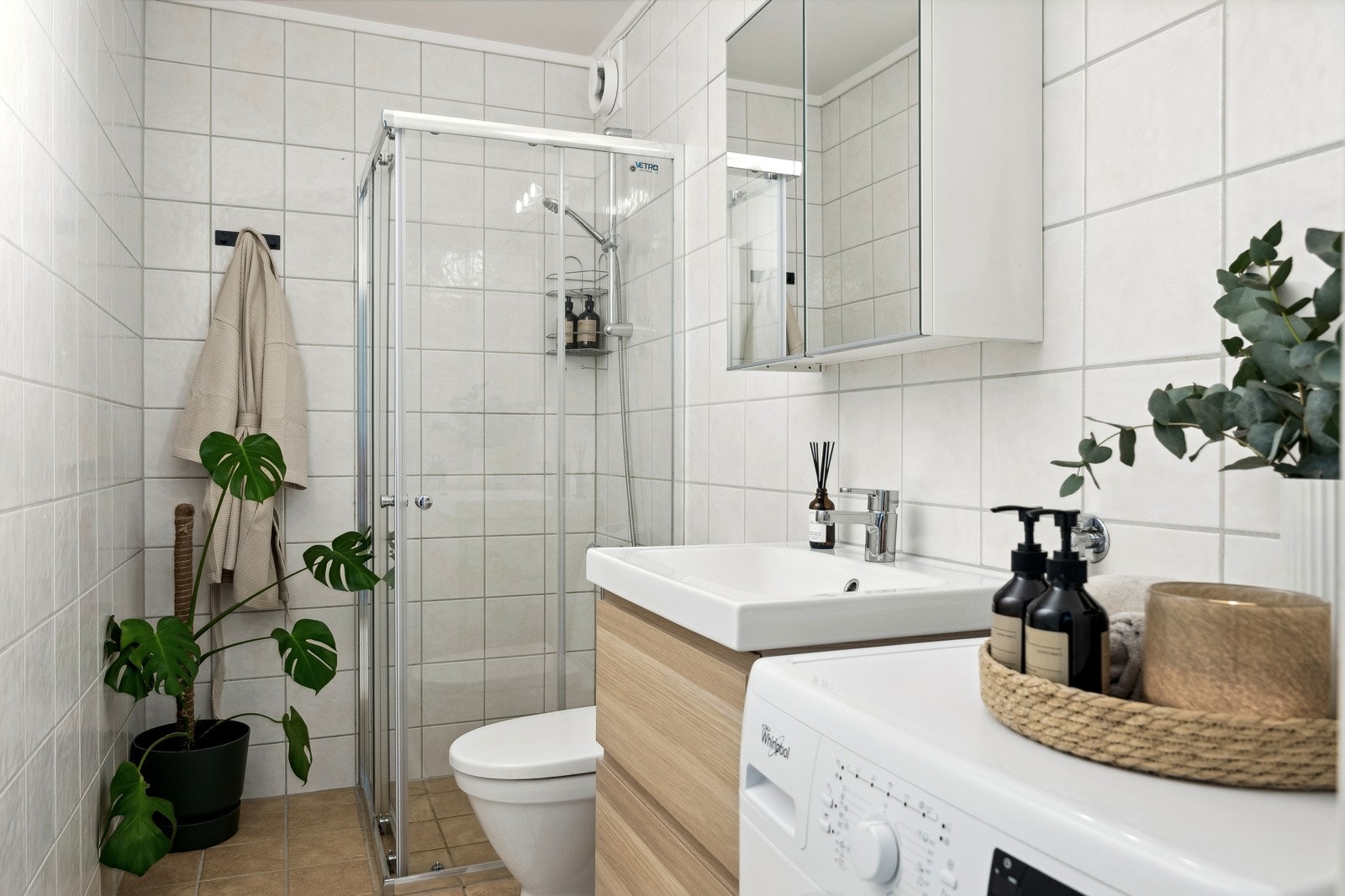 Baderommet måler ca. 4 m² og er flislagt med behagelig varme i gulvet. Galleribilde