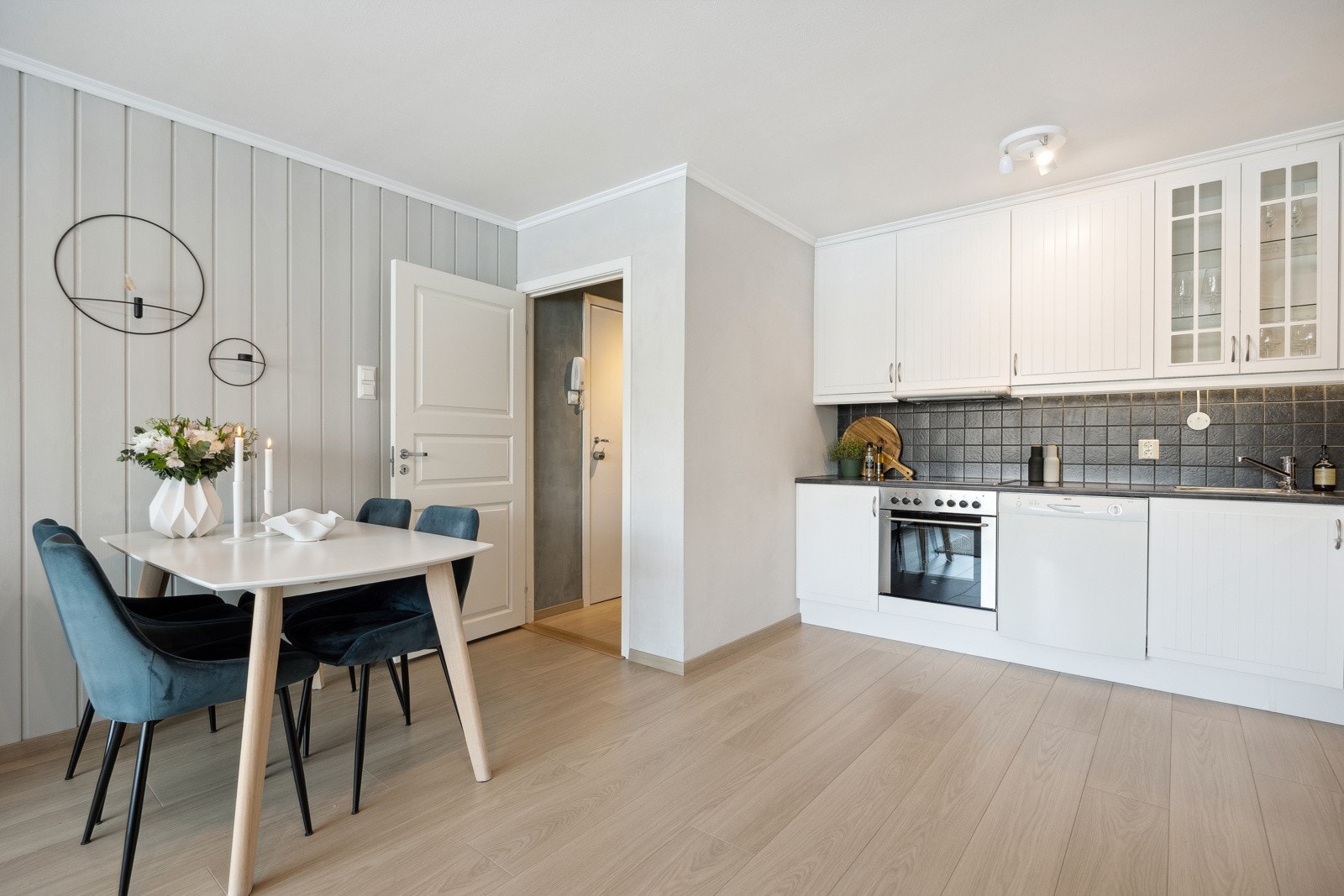 Her ligger alt til rette for å invitere gjester på hyggelige middagsselskaper. Galleribilde