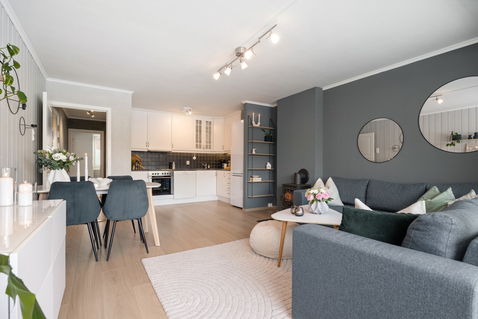 Inkludert i felleskostnadene er bl.a. drift, vedlikehold, kabel-tv, bredbånd, renhold fellesareal, kommunale avgifter, vaktmestertjenester, felles bygningsforsikring m.m. Galleribilde