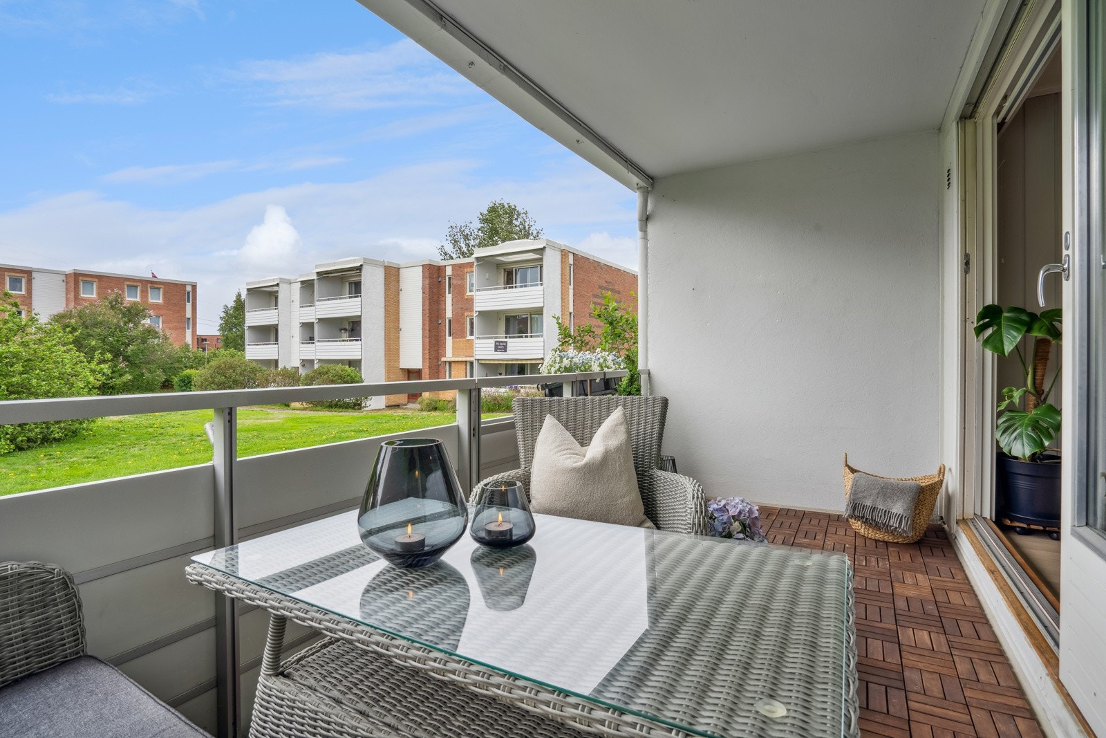 Leiligheten har en meget god beliggenhet i feltet, med mye luft mellom byggene og fri utsikt mot de fine fellesområdene. Galleribilde