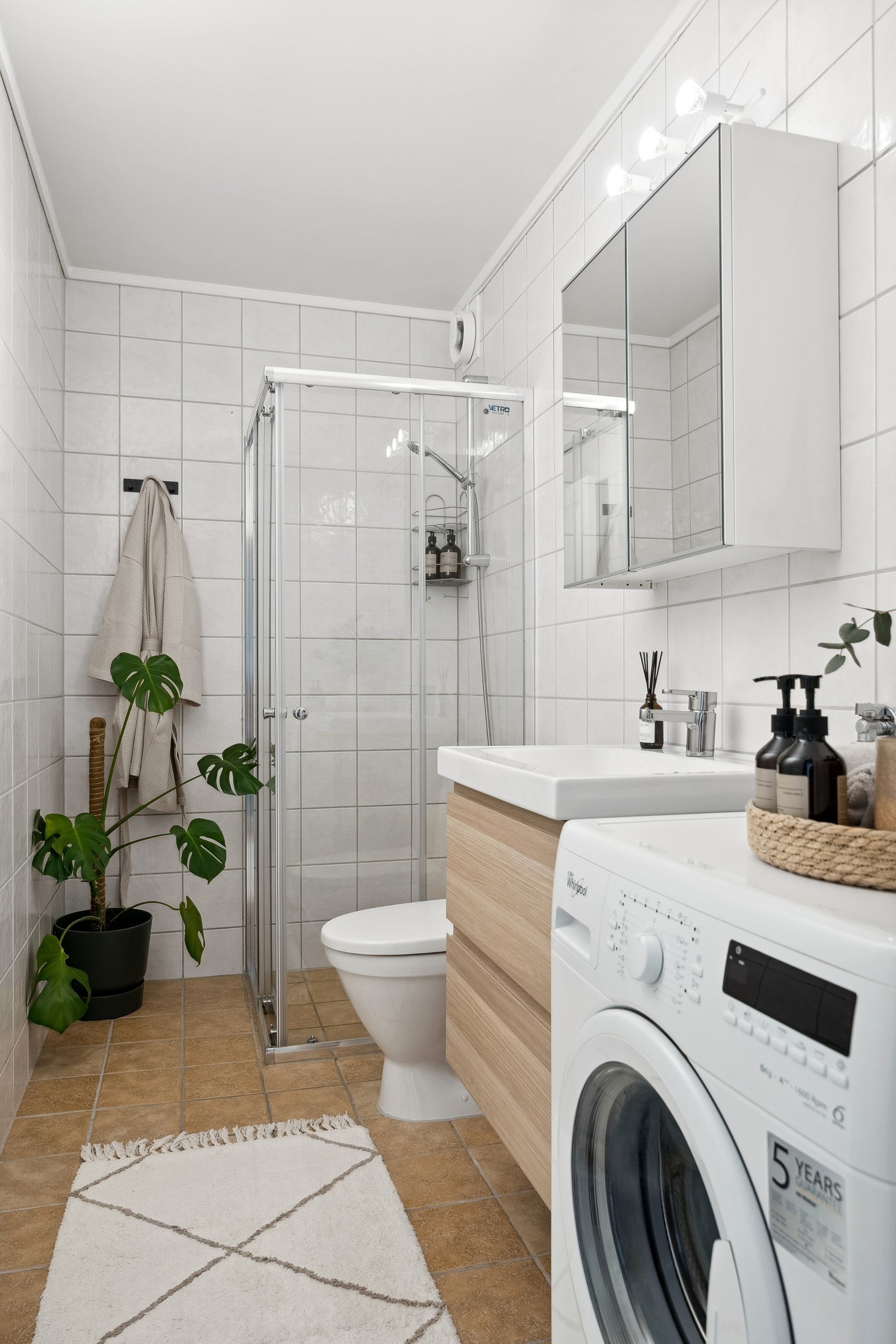 Baderommet ble oppgradert med ny baderomsinnredning og nytt toalett i 2024 og det ble etablert mekanisk avtrekk i 2023. Galleribilde