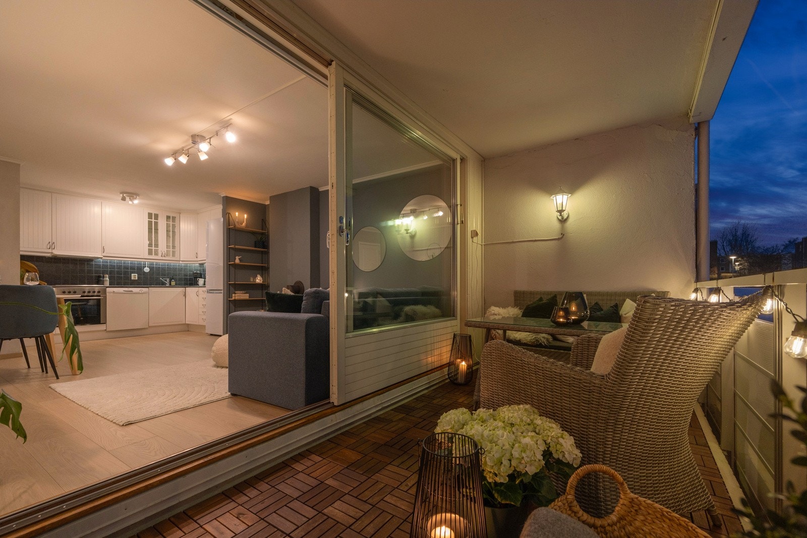 Tilkomst til balkongen via heve-/skyvedør fra stuen. Her har man god plass til utemøblement og grillen. Da balkongen er overbygd forlenges sesongen og bruken av den. Galleribilde