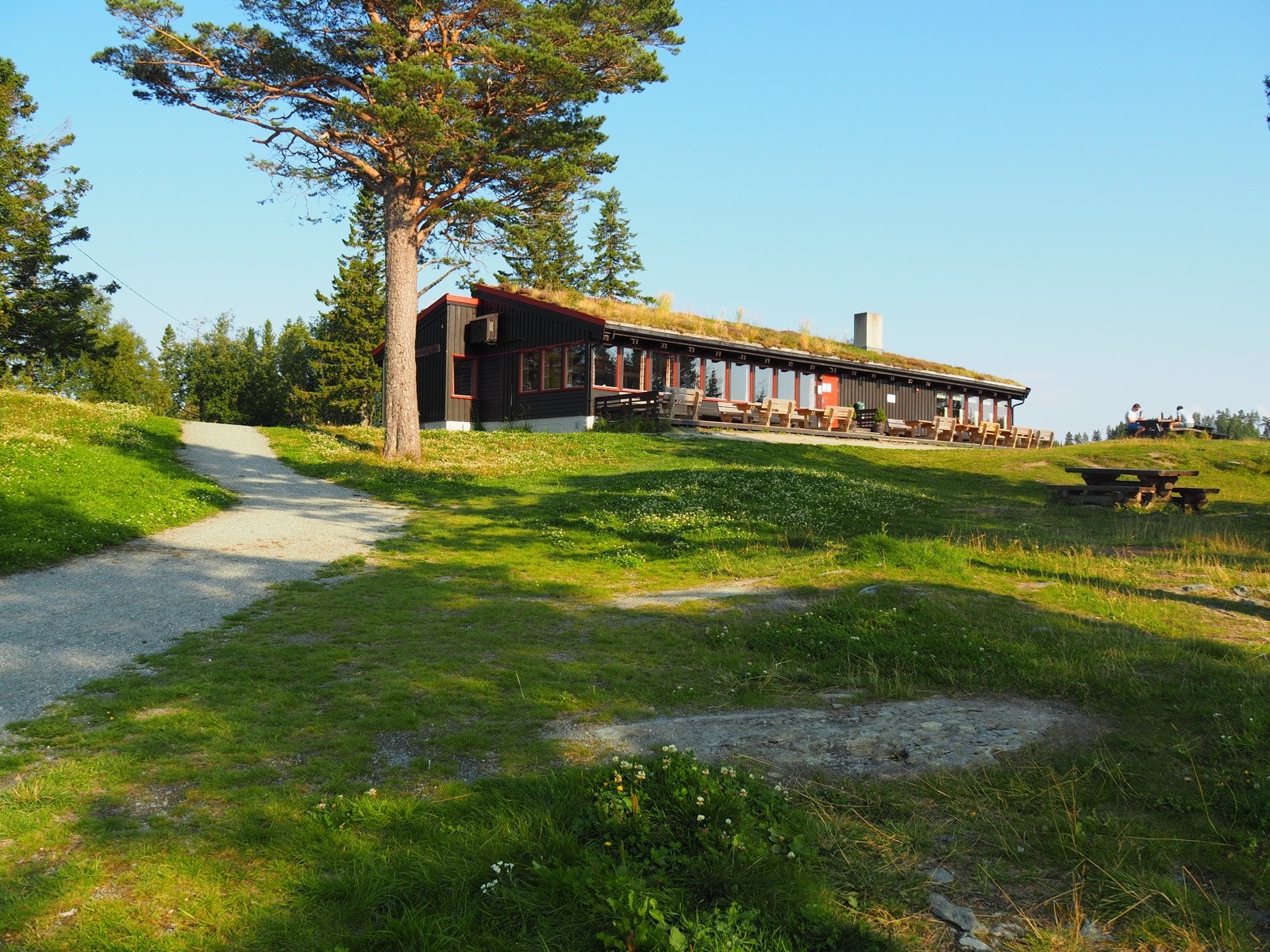 Det er ikke lange veien til Estenstadmarka, hvor man kan nyte et rikt tilbud sommer som vinter. Populære Estenstadhytta byr på kanelboller, rømmegrøt og varm saft. Galleribilde