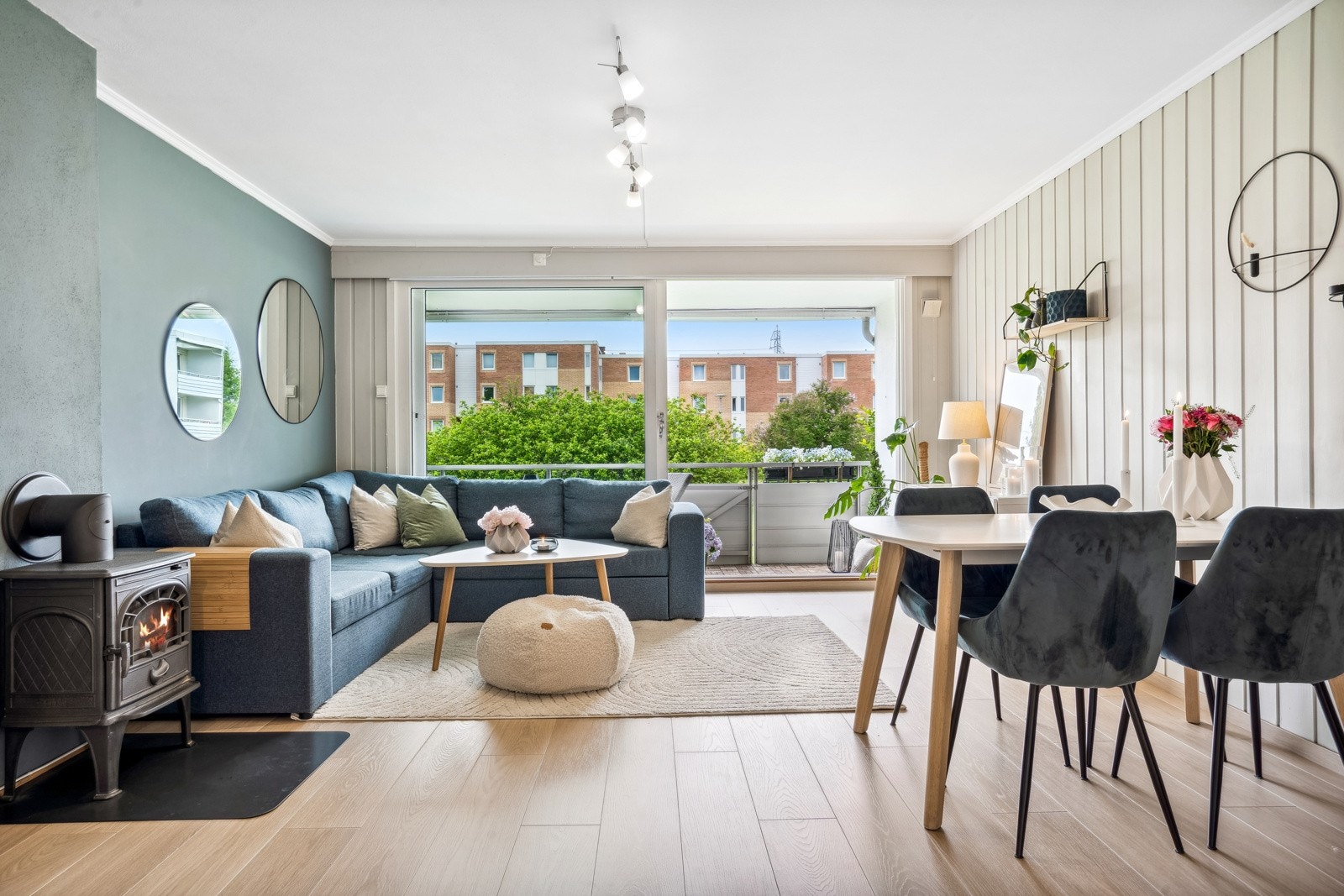 Velkommen til Østre Moholt-tun 22 - en innbydende og stilren 2-roms leilighet i etablerte og veldrevne Moholt Borettslag. Galleribilde