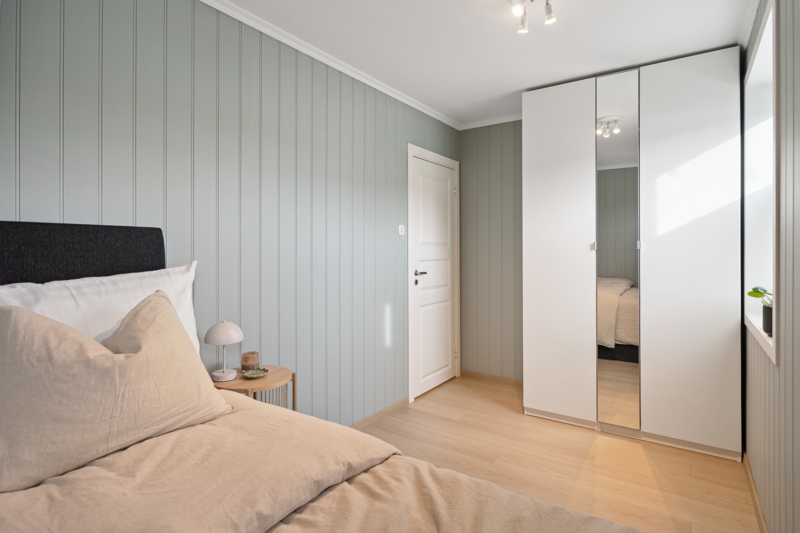 Soverommet er av god størrelse og måler 8,5 m². Her er det god plass til stor seng og kontorløsning. Galleribilde