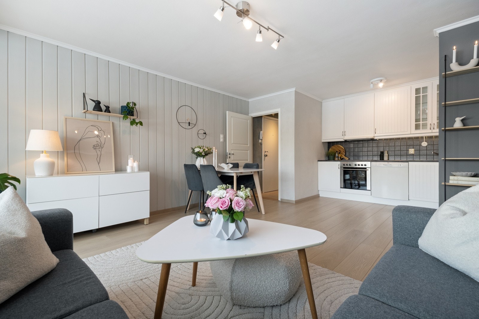 Stuen er i åpen løsning med kjøkkenet og rommet har et samlet areal på 24 m². Galleribilde