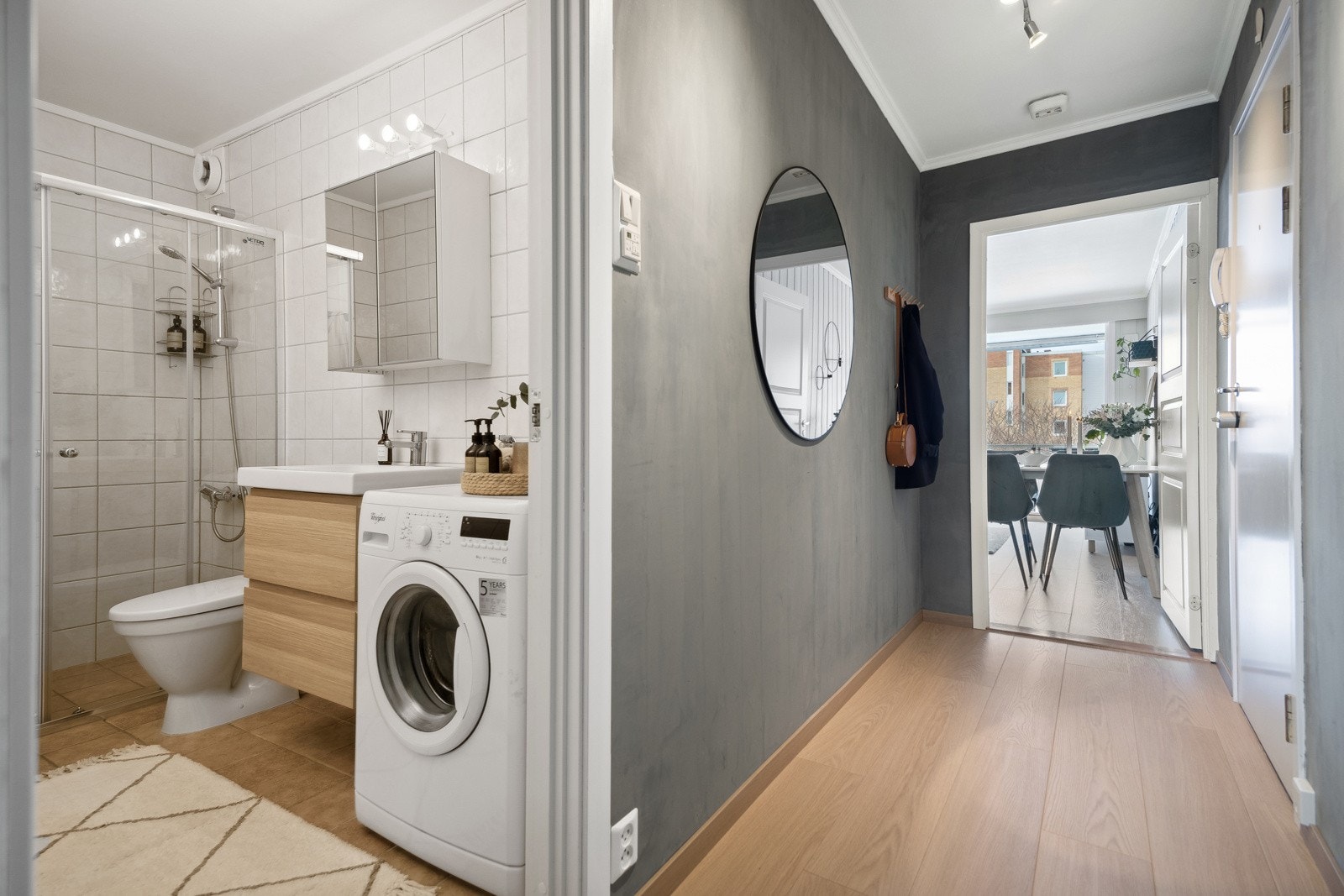 Gangen leder videre til soverom, baderom og videre inn til stue/kjøkken. Galleribilde