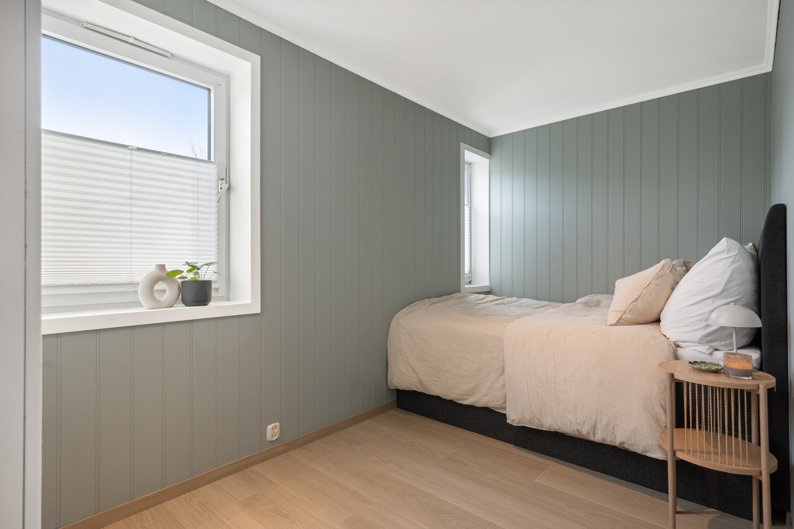 Soverommet er utstyrt med romslige garderobeskap og plissegardiner som medfølger handelen. Galleribilde