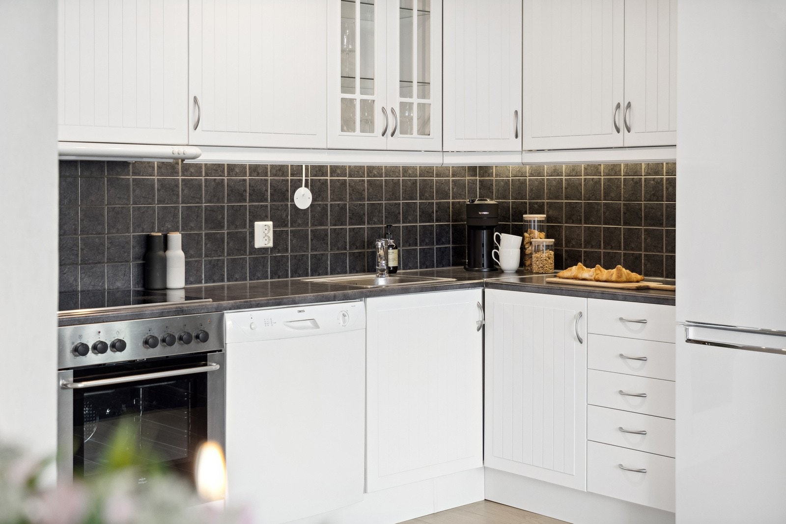 Her får man rikelig med skap- og benkeplass, og alt ligger til rette for hverdagskokken. Galleribilde