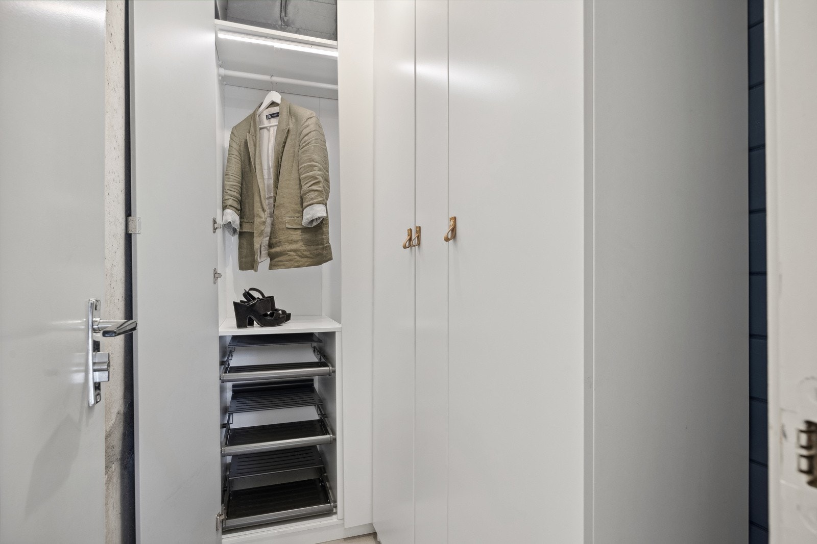 Med leiligheten medfølger det 1 bod i trappeoppgang i tillegg til en bod i kjeller. Garderobeskapene medfølger handelen. Galleribilde