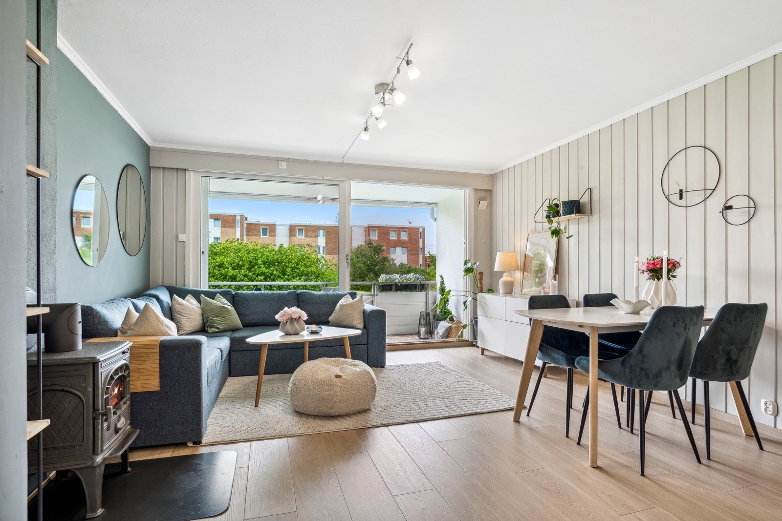 Gjennomgående for leiligheten er moderne fargevalg på vegger og 1-stavs laminat på gulv som ble lagt i 2023/2024. Galleribilde