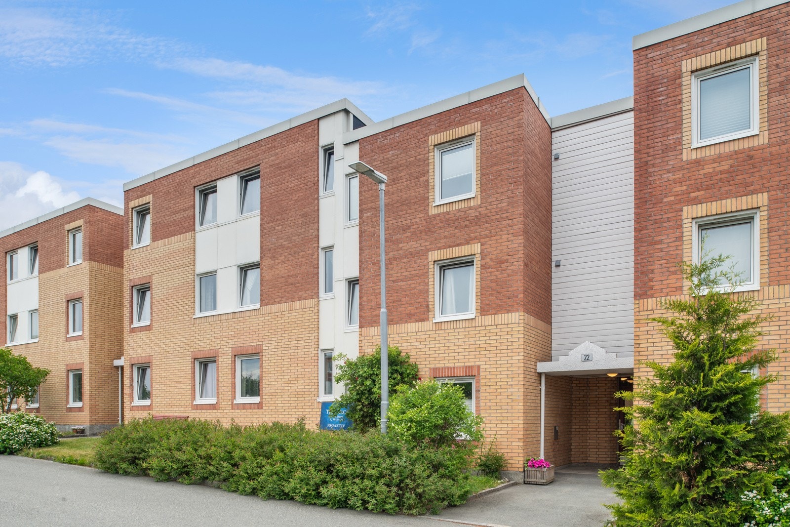 Leiligheten ligger i en oversiktlig 1. etasje med adkomst via felles trapperom. Parkering like utenfor. Galleribilde