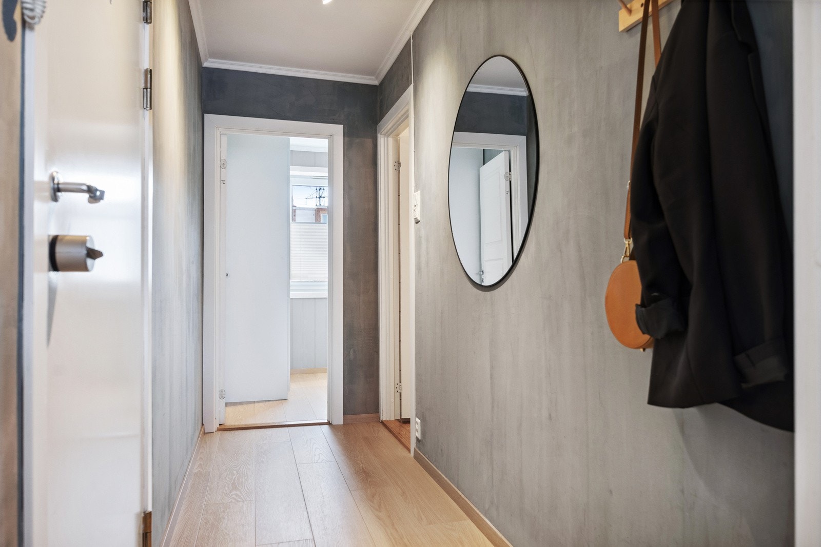 Fra leilighetens lyse og romslige entré/gang har man adkomst til soverommet, badet og kjøkken-/stueløsningen. Galleribilde