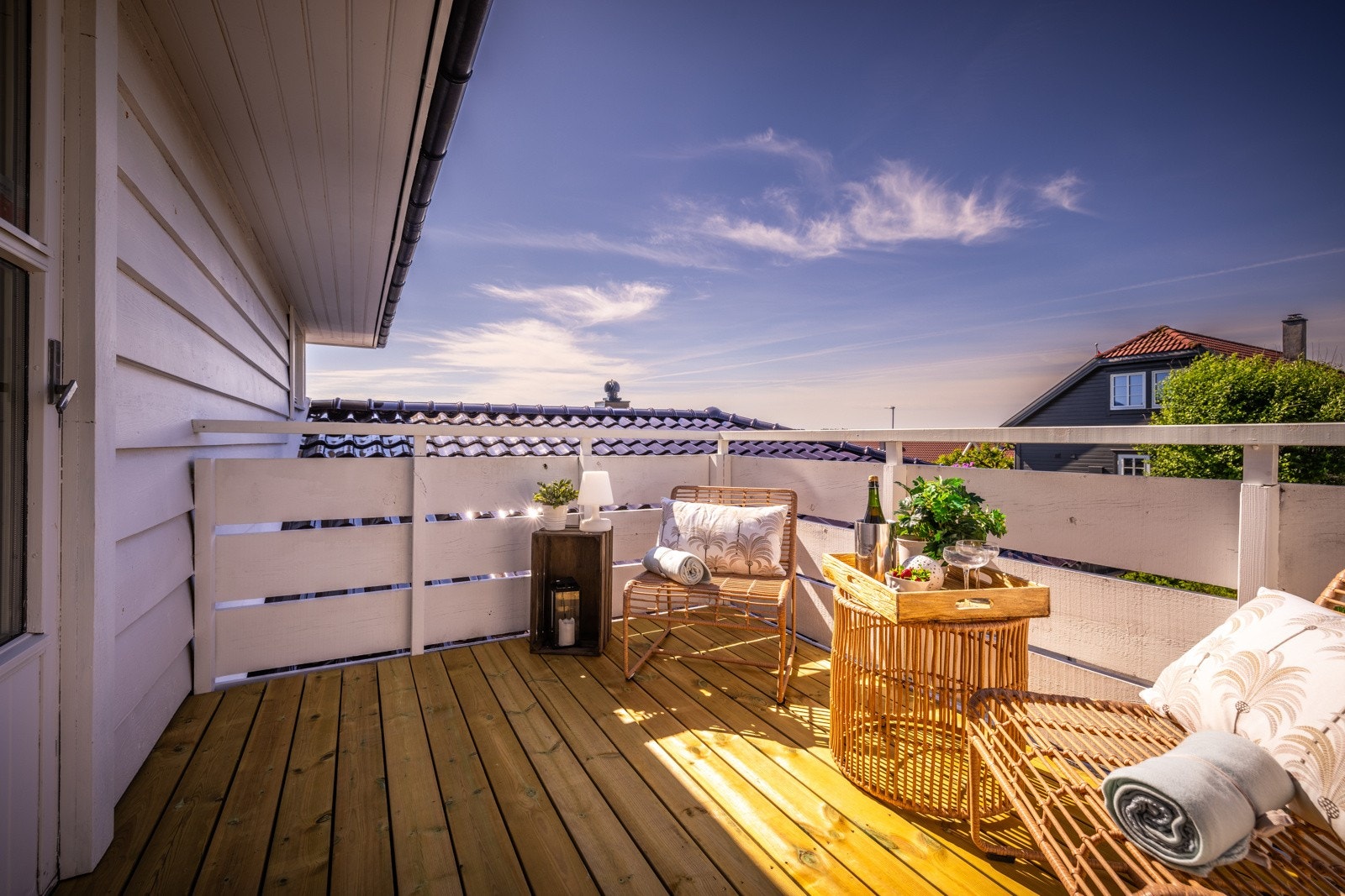 Nytt terrassedekke på altanen og en romslig utforming. Galleribilde