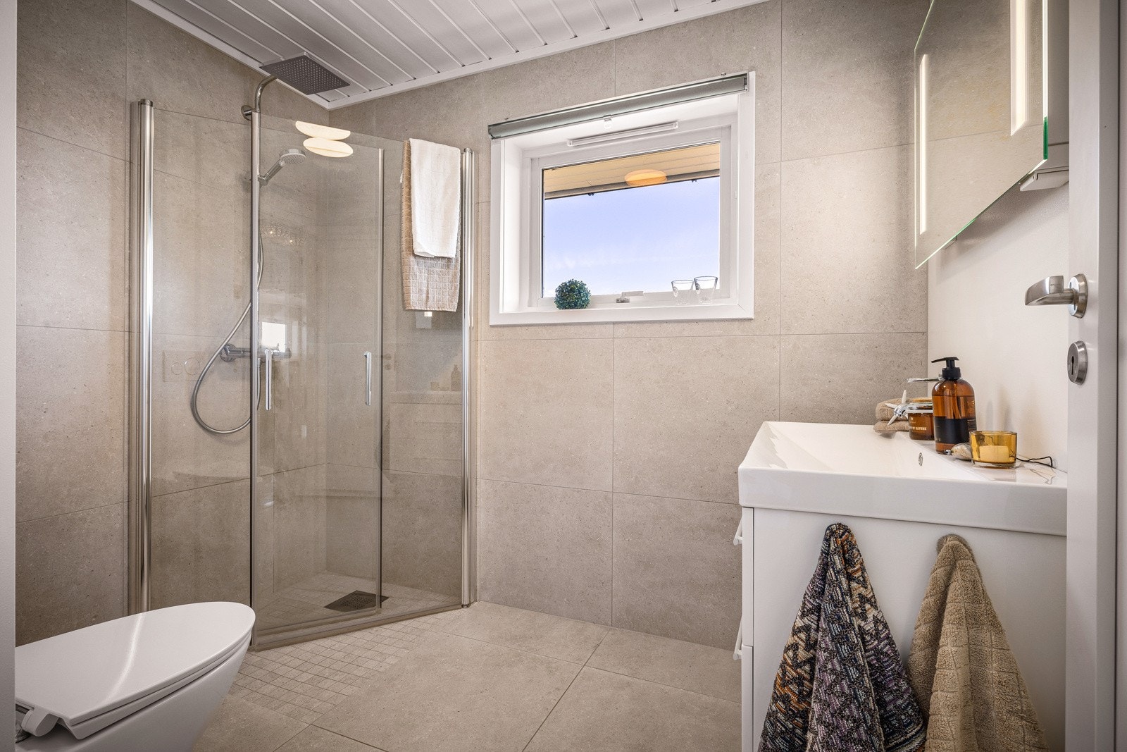 Badet oppe er fra 2021 og er like tidløst og delikat som det andre. Galleribilde