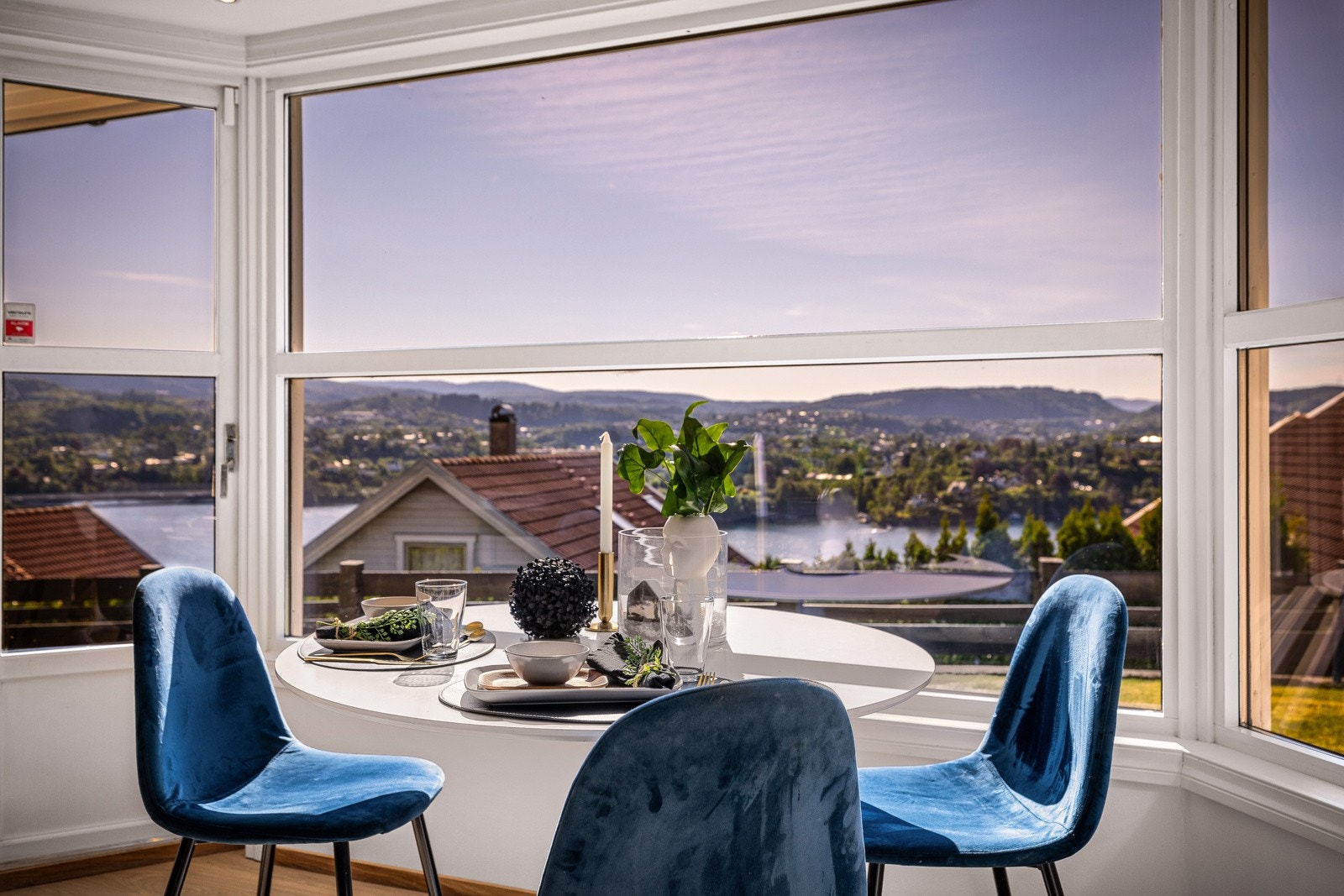 Koselig frokostbord i utsikten. Galleribilde