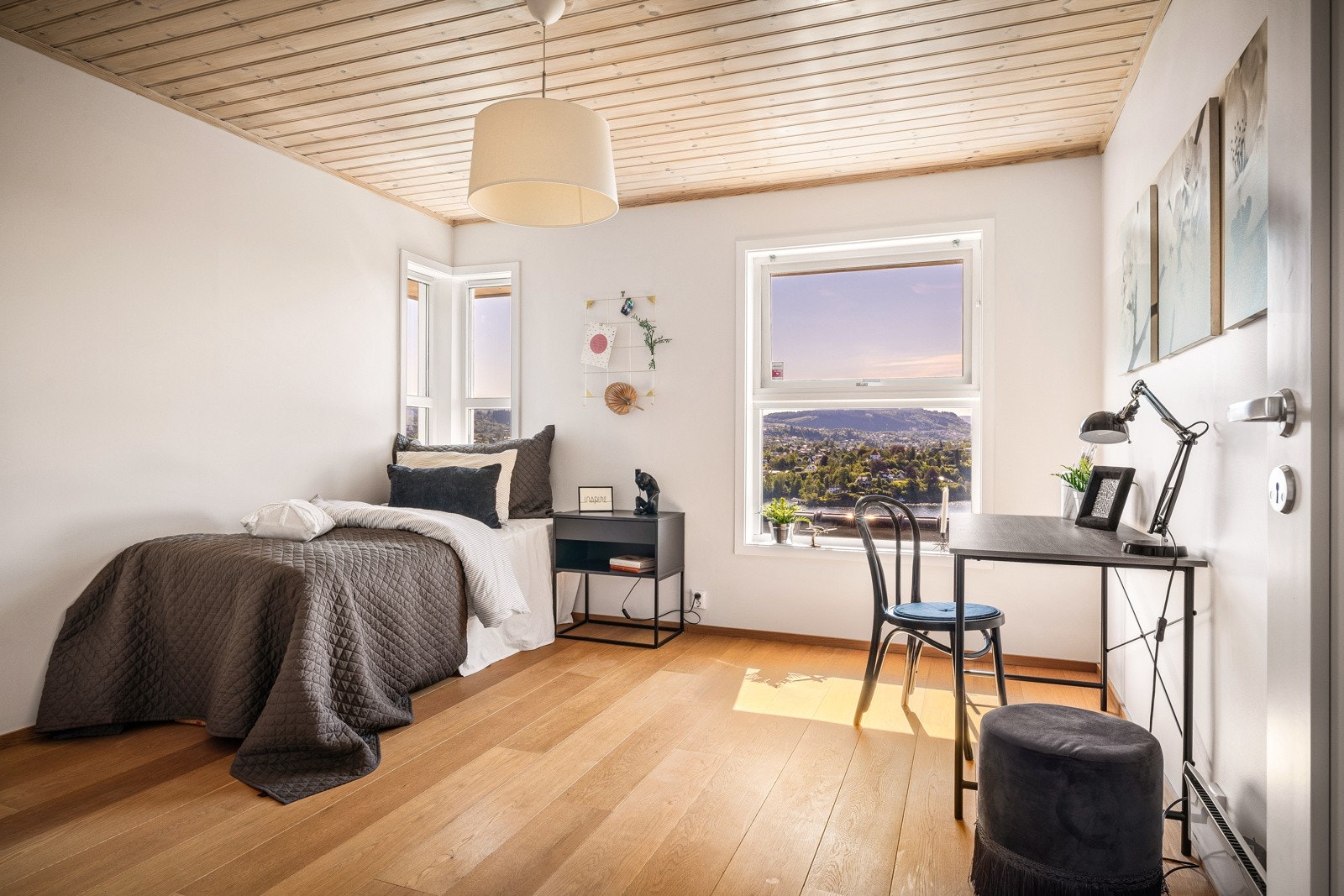Luftige soverom med plass til stor seng, garderobe og leksepult om ønskelig. Galleribilde
