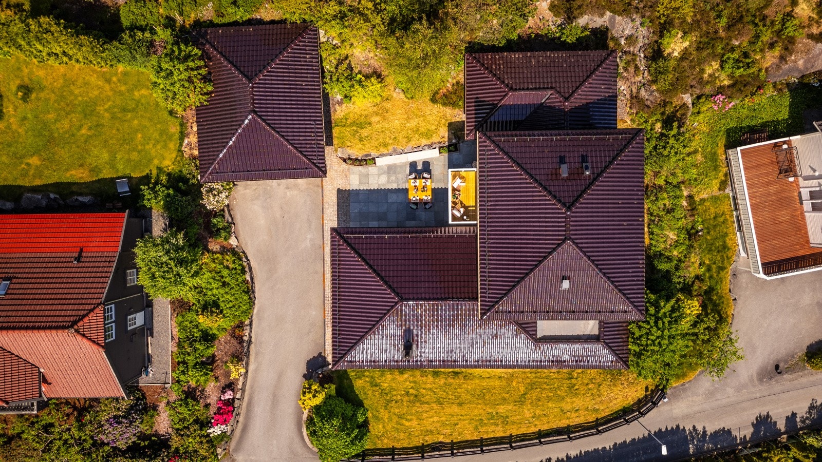 Boligen har hollandsk glassert takstein og fremstår godt vedlikeholdt. Galleribilde