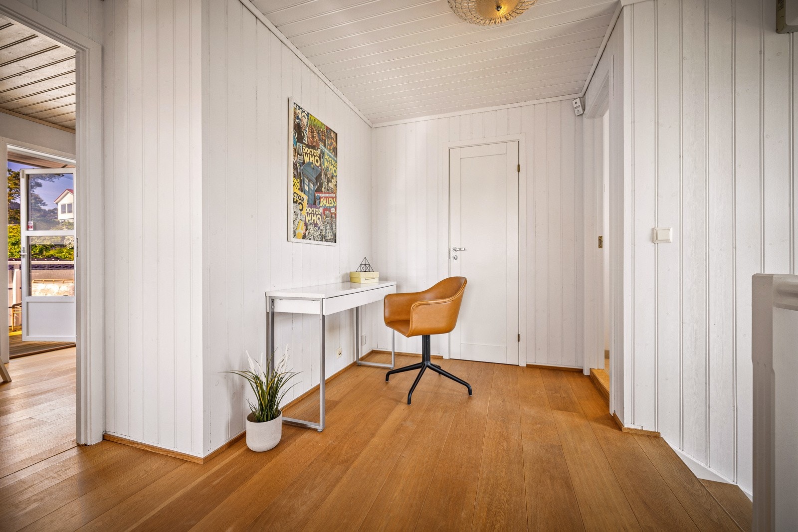 Tar vi trappen opp kommer vi til en gang med arbeidsplass. Bak denne ser vi inngang til bod/walk-in og bad. Galleribilde