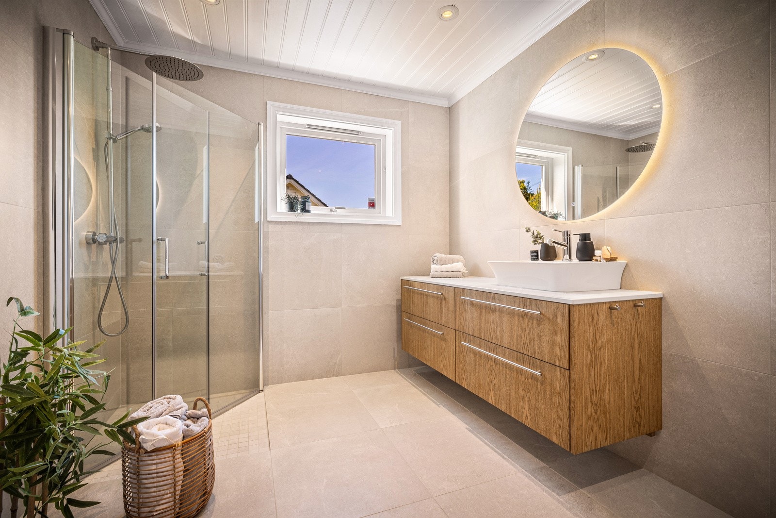 Badet i 1. etasje er pusset opp i år, og fremstår meget elegant. Galleribilde