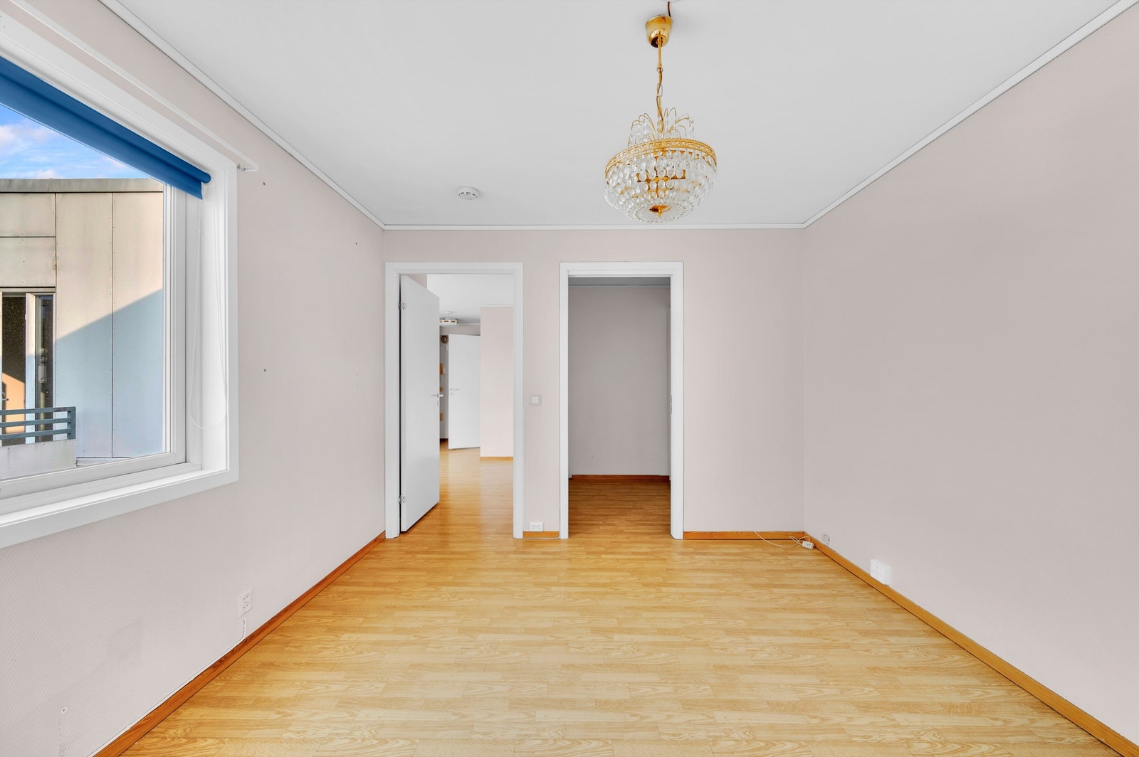 I forbindelse med soverommet er det tilgang på et praktisk omkledningsrom/bod. I tillegg er det en bod i kjelleren som tilhører leiligheten. Galleribilde