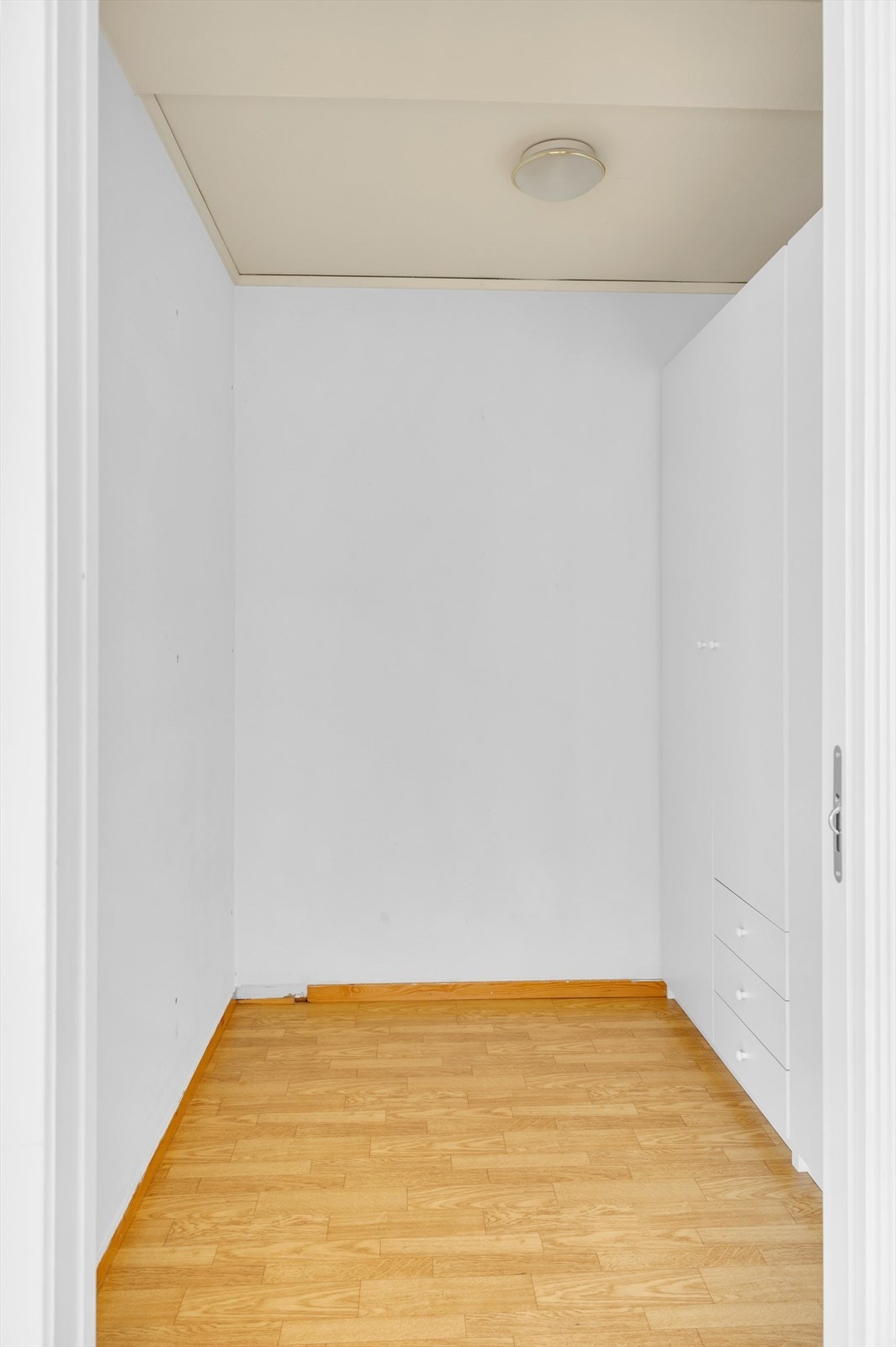 Omkledningsrom er opprinnelig byggemeldt som bod og er ikke godkjent som rom til varig opphold. Galleribilde
