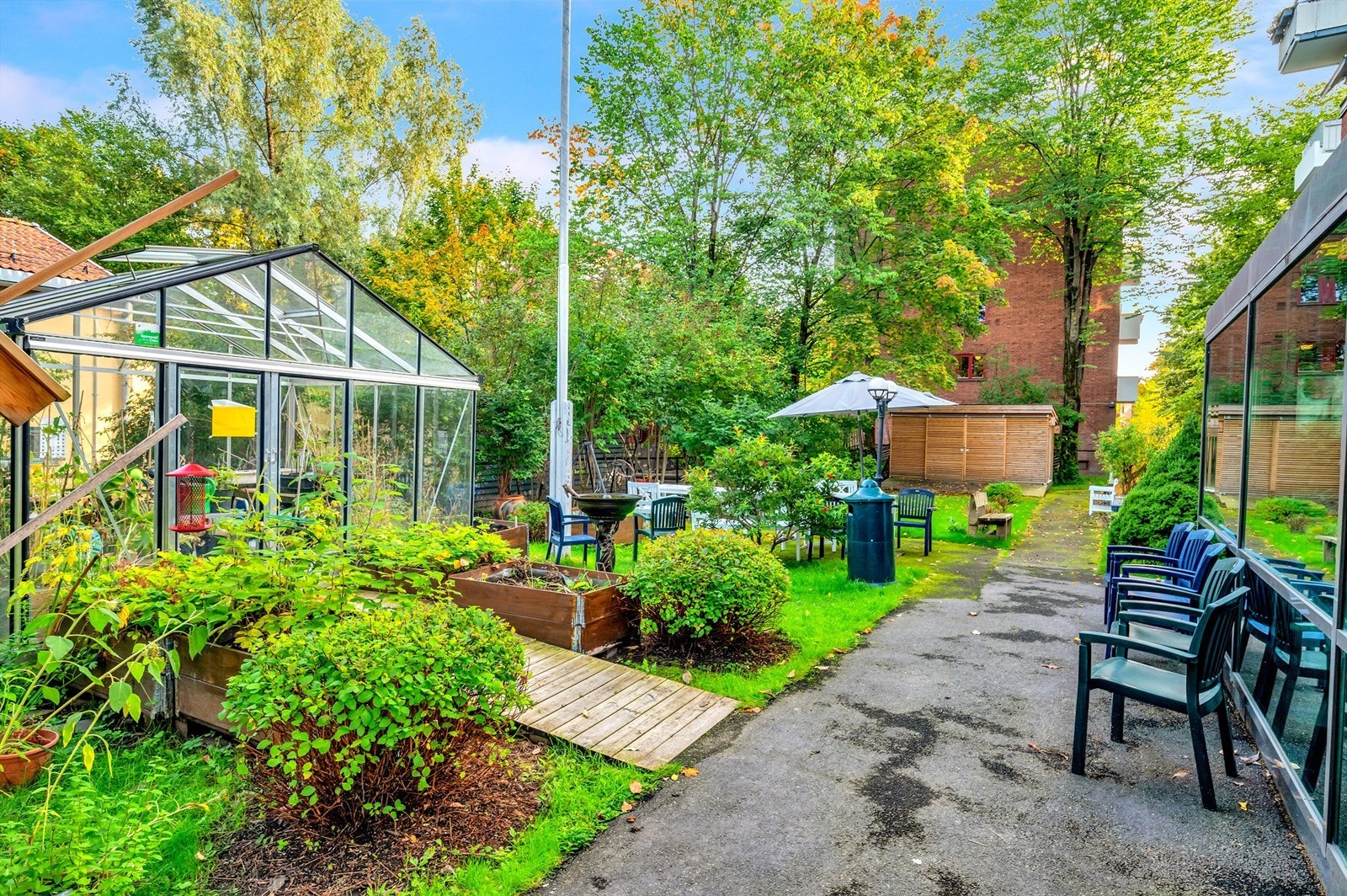 Tomten er fellesareal og er pent opparbeidet med gressplen, beplantning, plass for sittegrupper og asfalterte gangarealer. Galleribilde