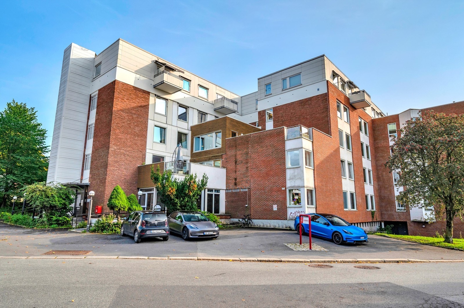 Sameiet disponerer noen parkeringsplasser på utsiden av bygget. Parkeringstillatelse utleveres av styret. Biler skal ikke parkeres på plassen over lengre tid, da den er forbeholdt biler i daglig bruk og besøkende. Galleribilde