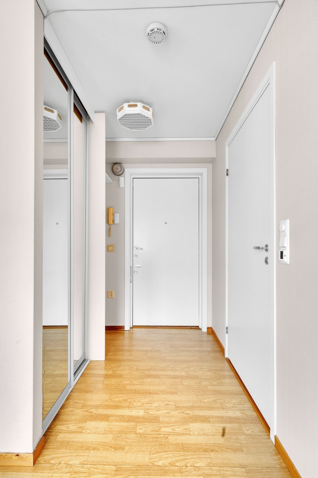 Velkommen inn! Entré med dørcalling og rom for oppbevaring av yttertøy og sko. Det er en praktisk og romslig skyvedørsgarderobe for ytterlig oppbevaringsmuligheter. Galleribilde