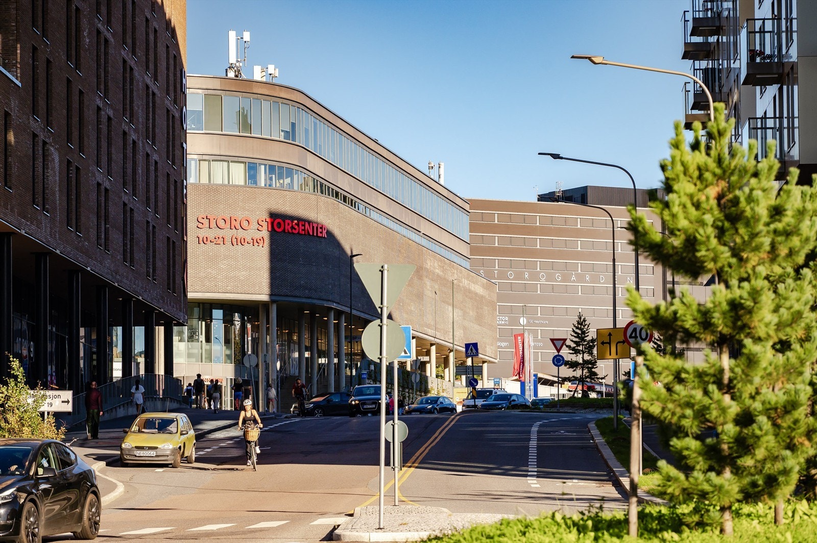 Storo Storsenter, et av Norges største kjøpesentre, med 140 butikker, kafeer, spisesteder og helsetjenester ligger innen gangavstand. Galleribilde