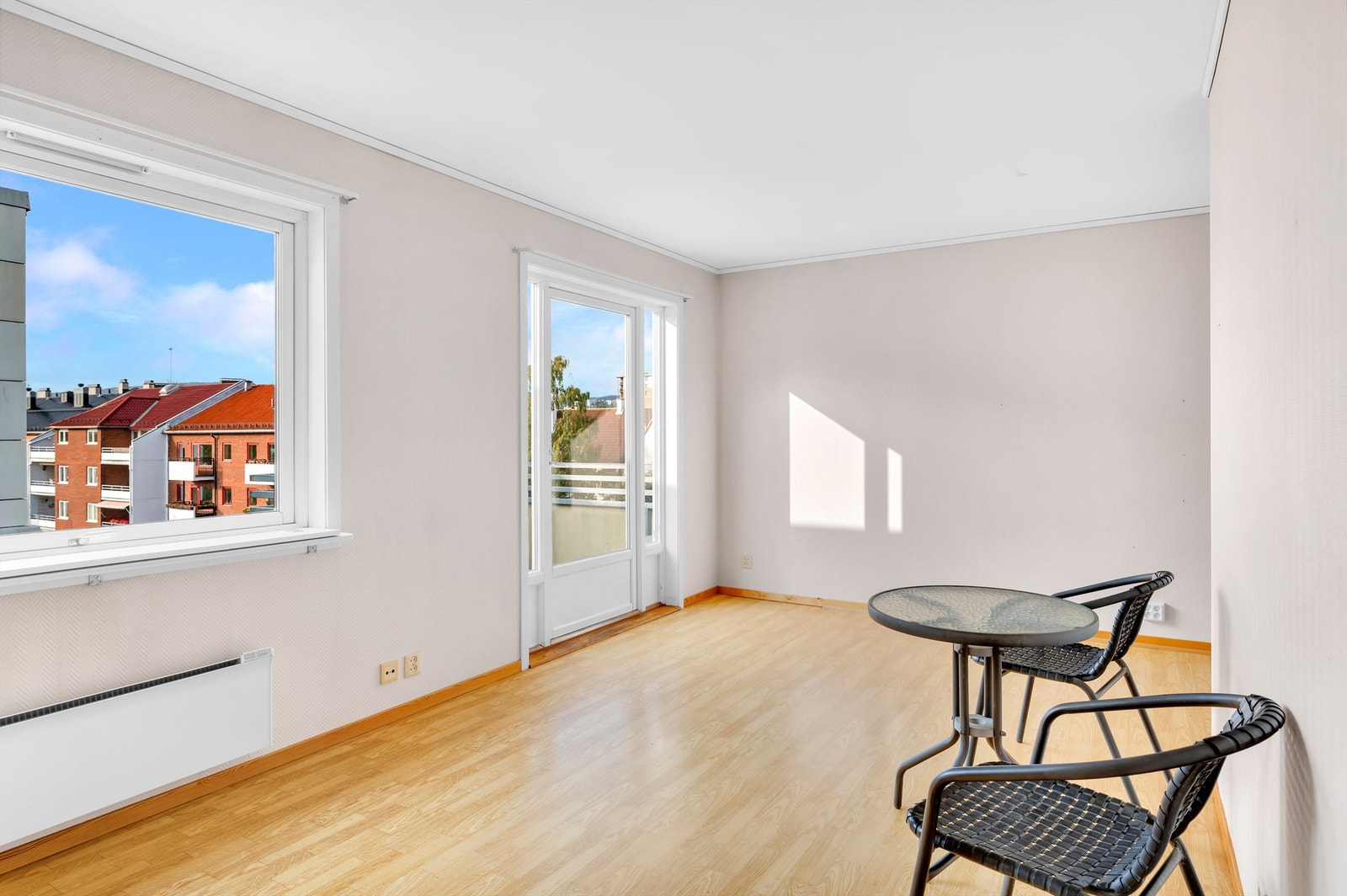 Leiligheten ligger høy og fritt til i 5. etasje, og har adkomst via heis. Galleribilde