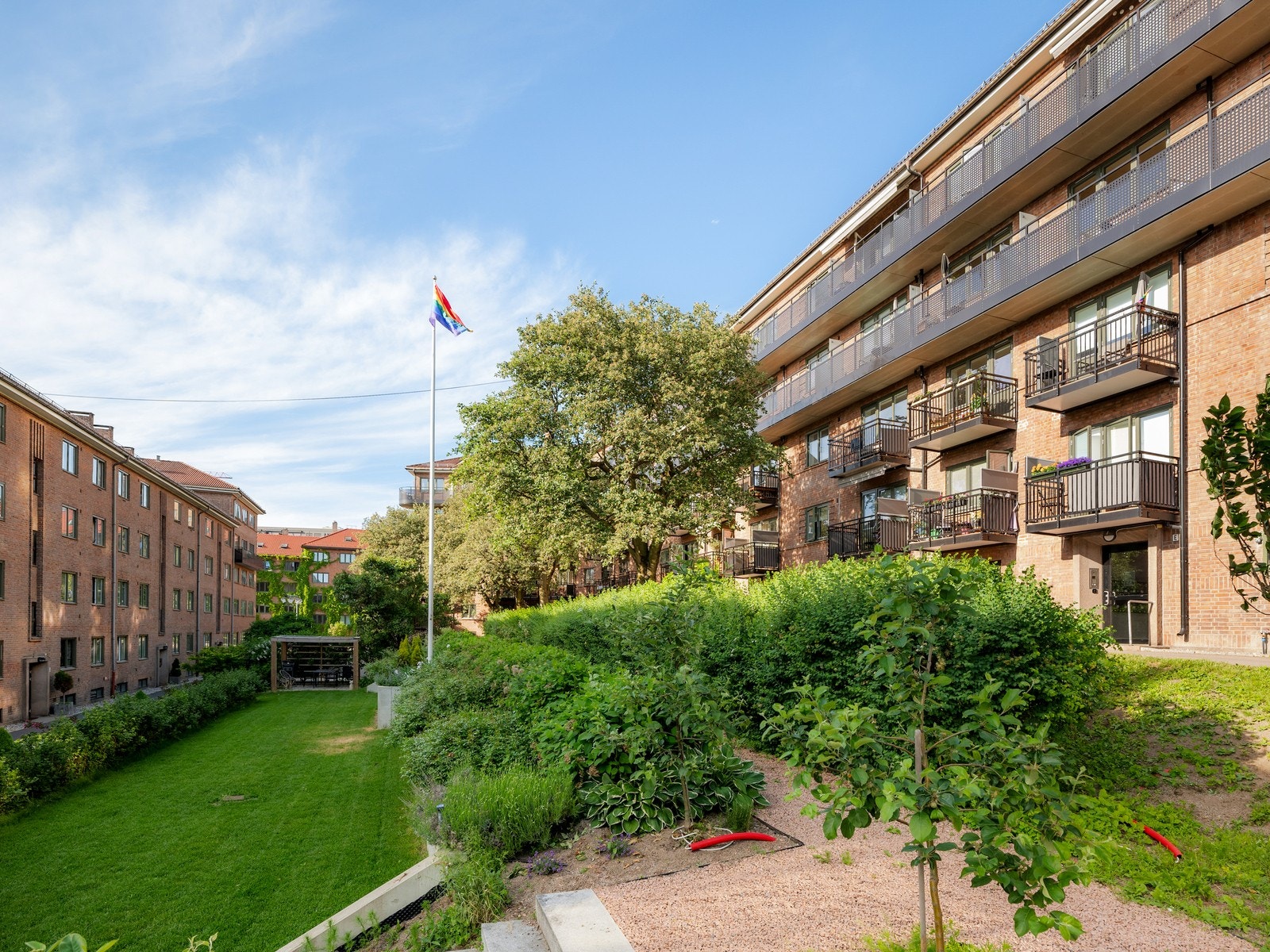 Fantastisk pent og opparbeidet gårdsrom med fokus på å bevare et grønt og frodig området beboerne kan få glede av. Galleribilde