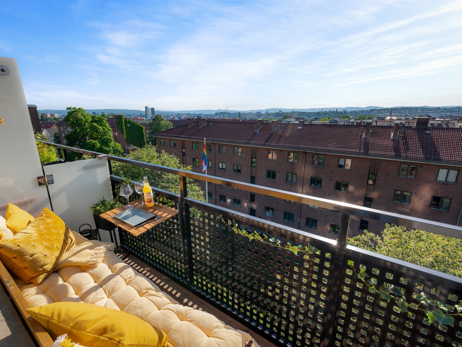 Plassen er godt utnyttet med plassbygget sittebenk og tilhørende bord. Galleribilde