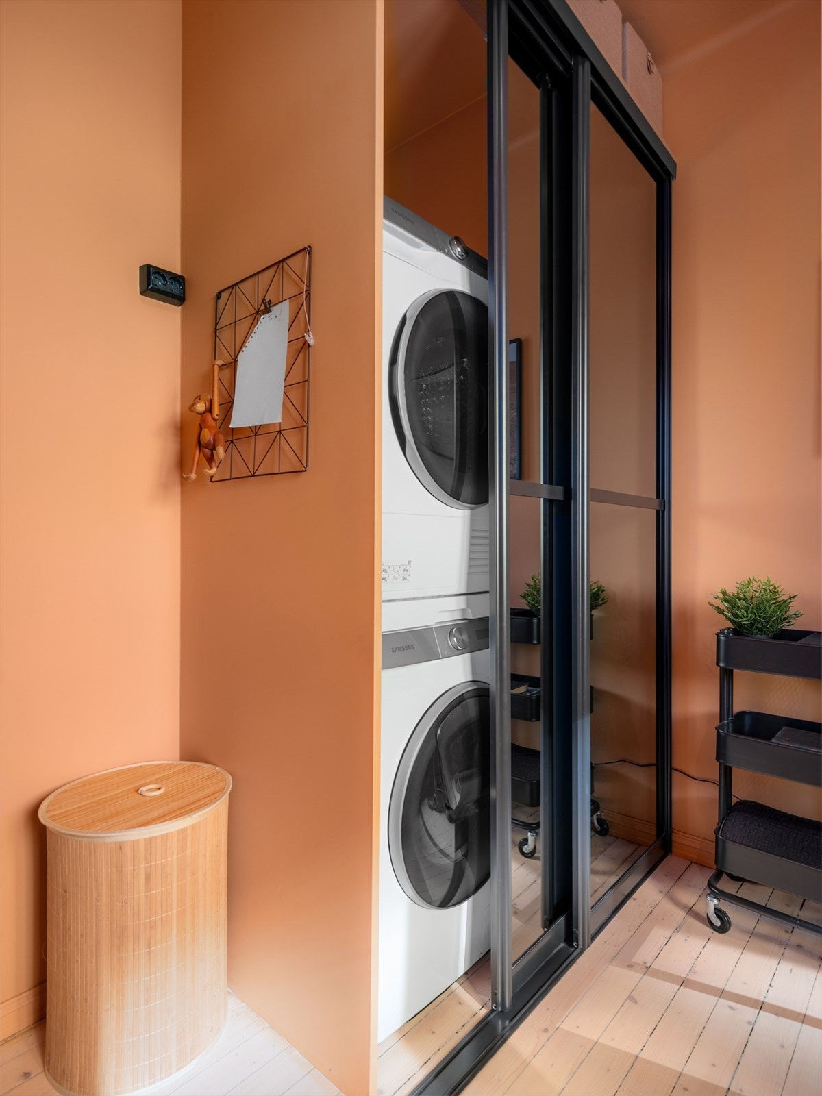 Det er montert opplegg for vaskemaskin og tørketrommel i skyvedørsgarderoben med aquastop/lekkasjevarsler med senor og magnetventil. Galleribilde