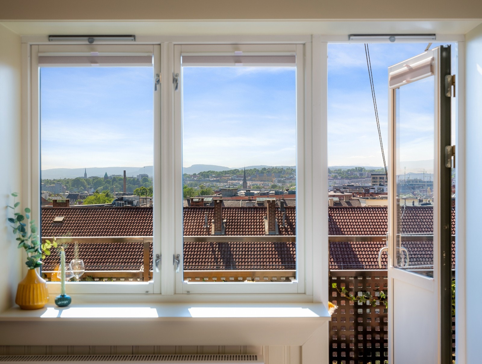 Boligen har en solrik beliggenhet med store vindusflater som gir rikelig med naturlig lys og skaper en god atmosfære. Galleribilde