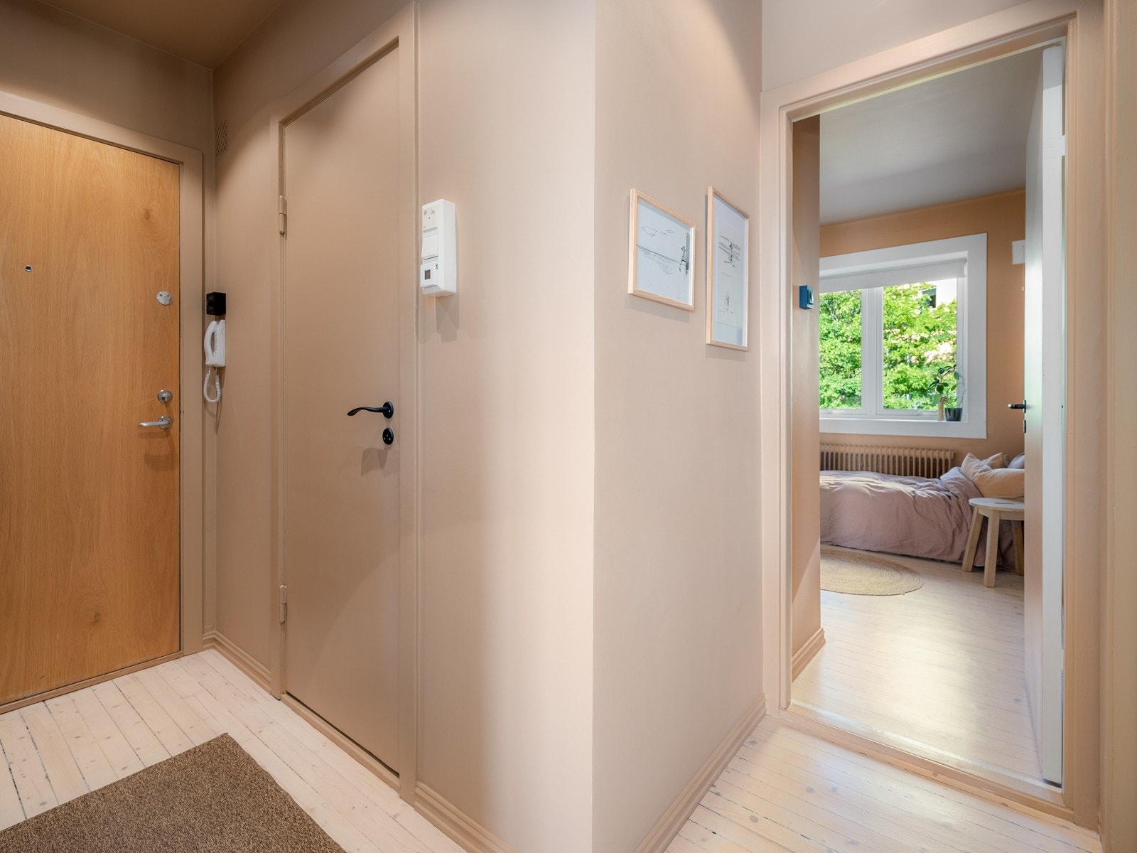 Boligen er malt i delikate farger og alle gulv er slipt i 2022. Galleribilde