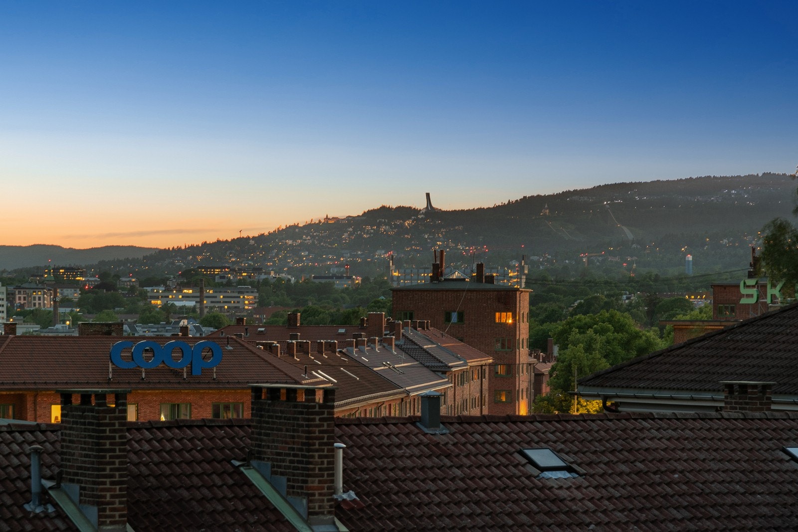 På balkongen har du solen fra ca. 13.00 - til solen går ned. Galleribilde