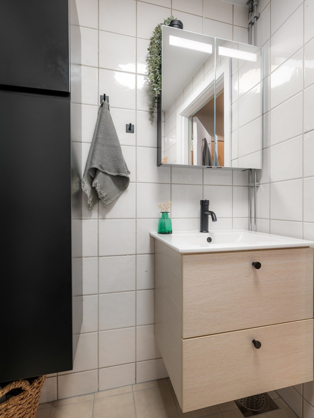 Ny servant, speilskap og foldedører ble alt montert nytt i nyere tid. Galleribilde