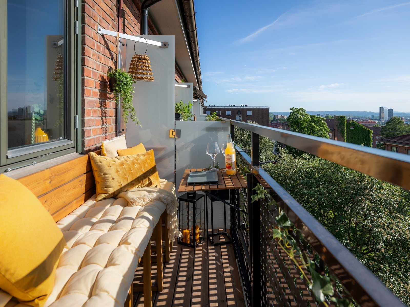 Vestvendt balkong gir deg rikelig med sollys, her kan man nyte pene solnedganger. Galleribilde