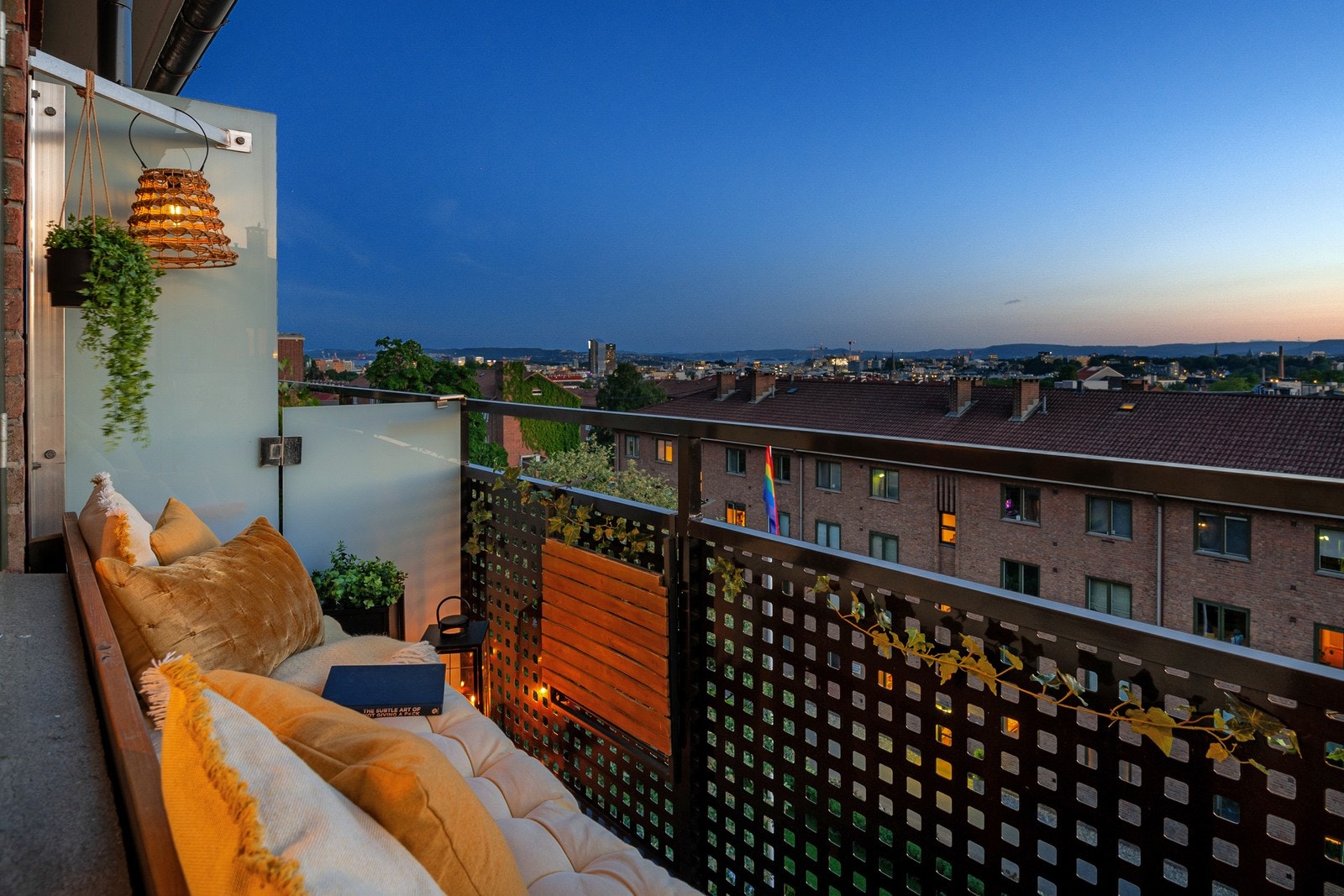 Martine Skillberg v/DNB Eiendom har gleden av å presentere denne perlen av en utsiktsbolig beliggende sentralt til på populære Carl Berner! Galleribilde