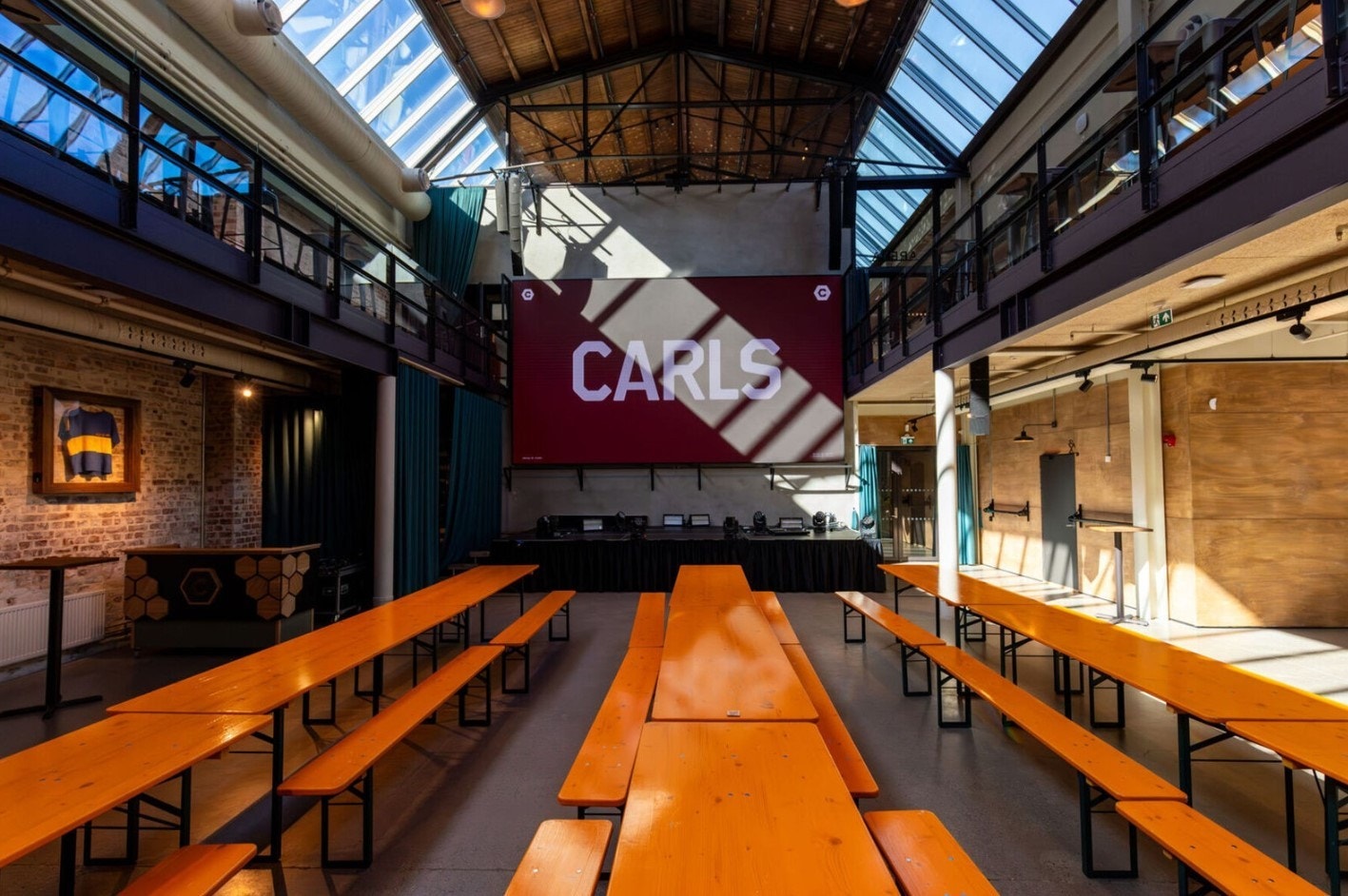 Carl er nyåpnet og blitt et sosialt samlingsted på Carl Berner. Denne er verdt et besøk. Enten du er glad i fotballkamper på storskjerm, en quiz på torsdag kveld eller en kaffe i sola på hjemmekontor. Galleribilde