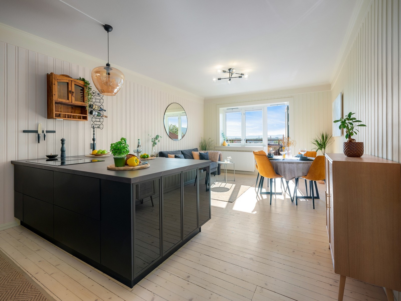 Leiligheten er vesentlig oppgradert de senere år med slipte gulv, nytt delikat kjøkken og malte flater m.m. Galleribilde